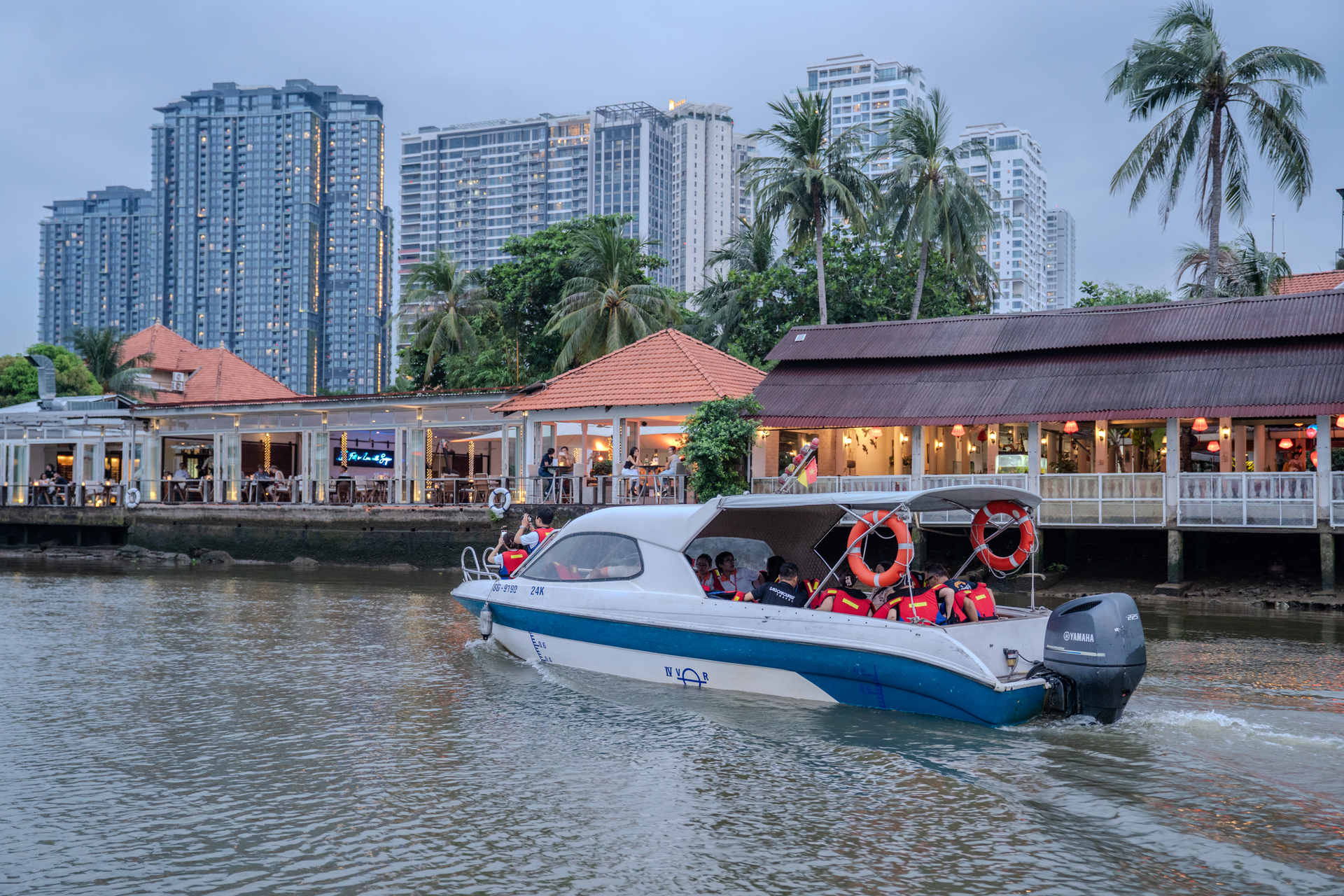 我們的快艇在 Riverside Residence 辦理入住 我們的快艇在 Riverside Residence 辦理入住