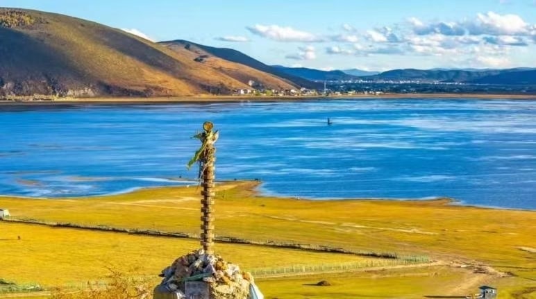 Napahai means "the lake behind the forest" in Tibetan. The ecological environment here is very unique.