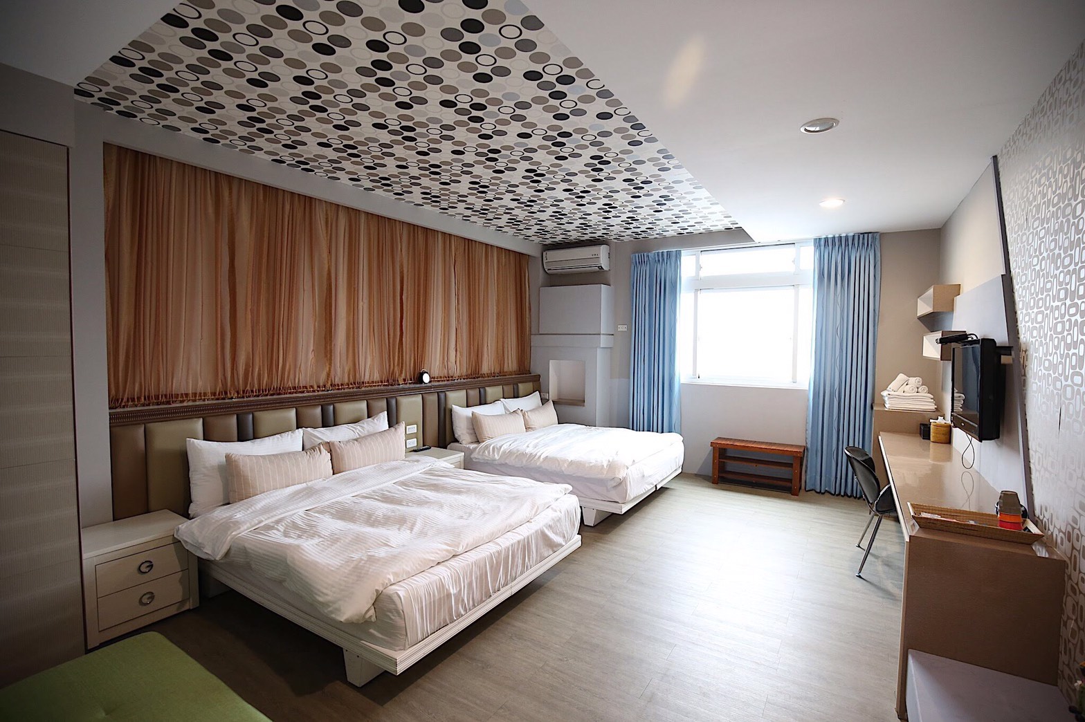 選購超值套裝行程，輕鬆入住浪漫湛藍的兩大床房型