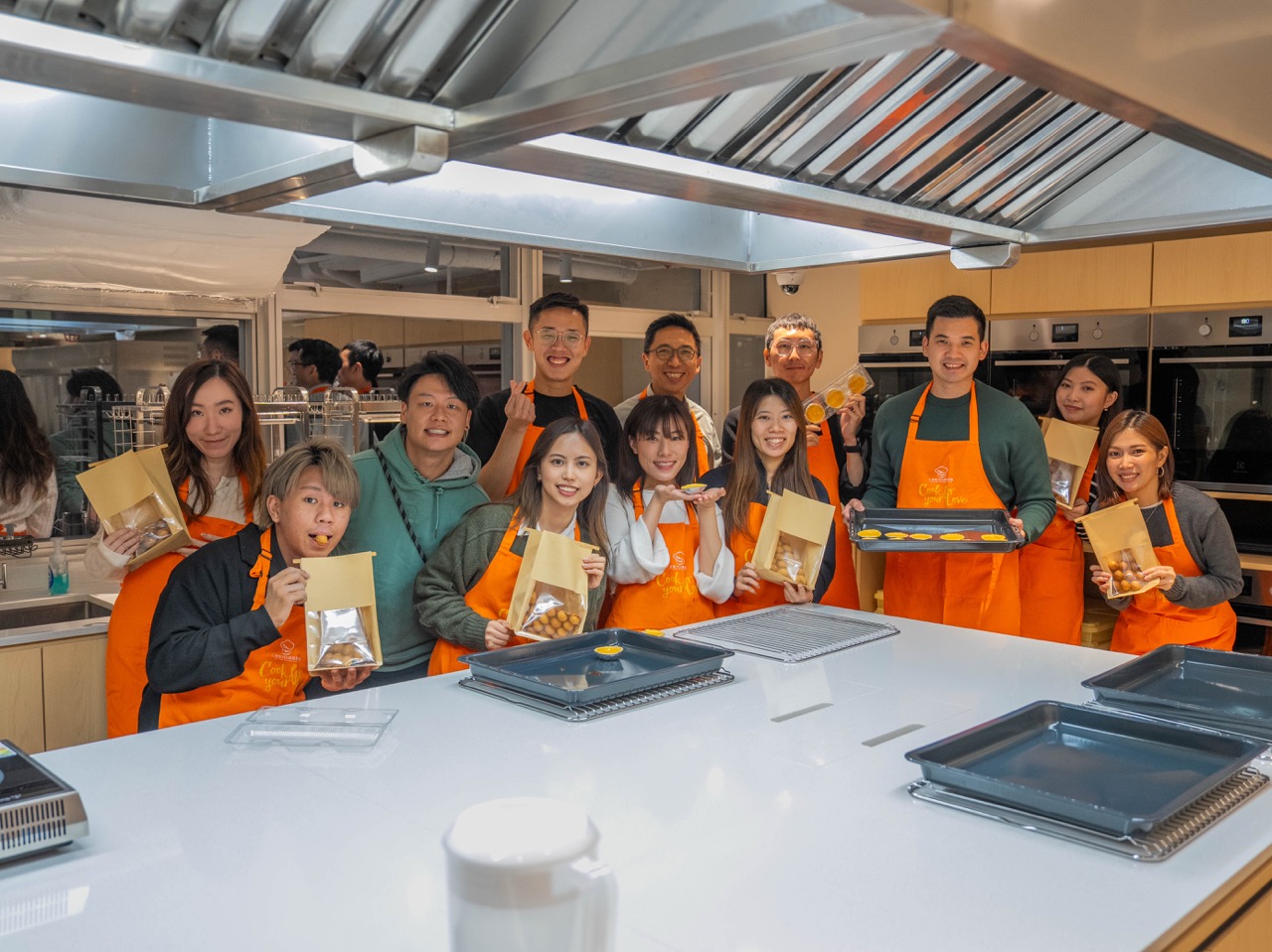 The instructor leads participants in completing the cooking process, creating a harmonious and interactive teaching atmosphere.