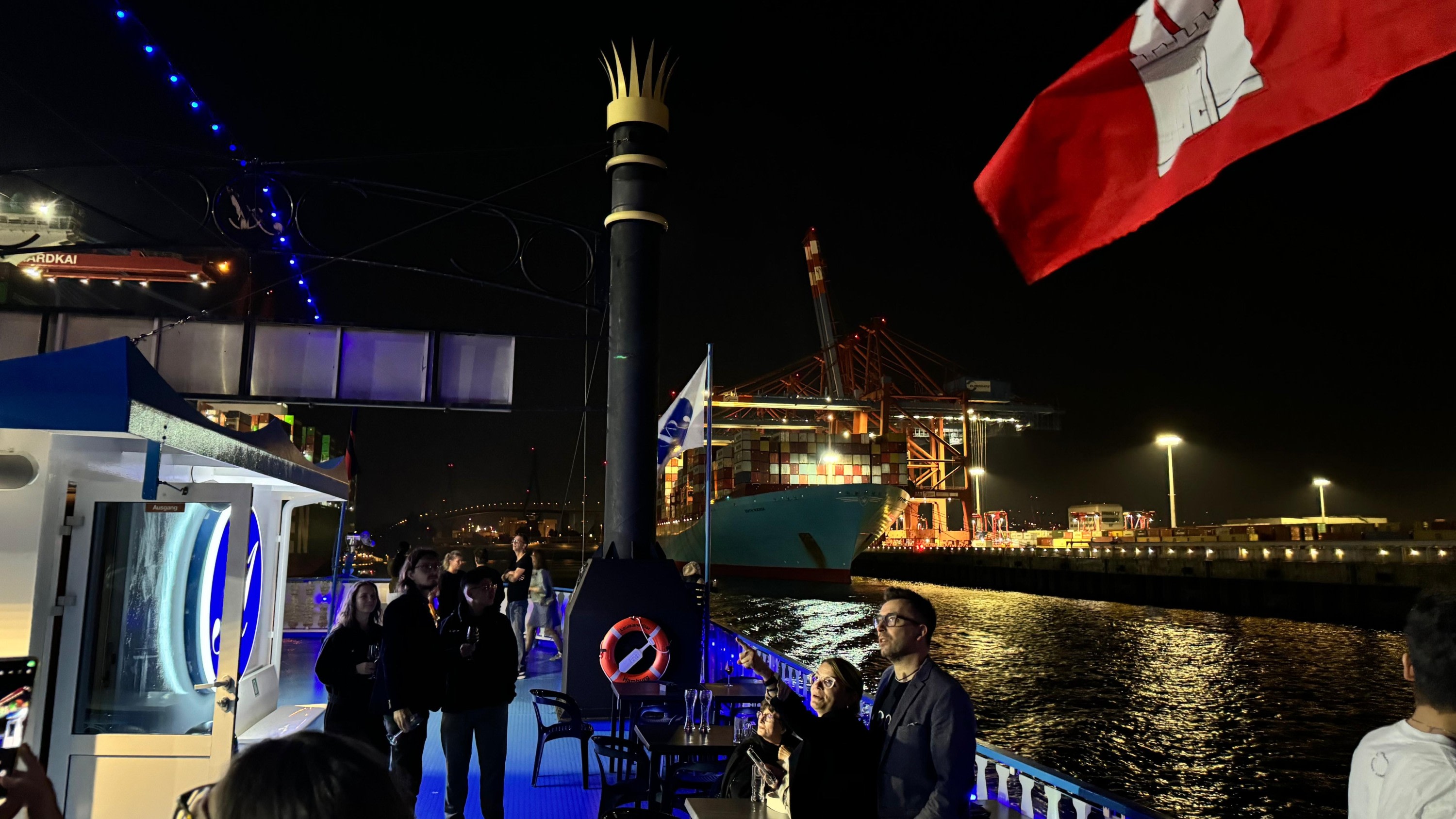 漢堡港灣巡航之旅,一睹貨運巨擘的風采——在夜晚,欣賞漢堡 (Hamburg) 繁忙港口閃耀的光芒 漢堡港灣巡航之旅,一睹貨運巨擘的風采——在夜晚,欣賞漢堡 (Hamburg) 繁忙港口閃耀的光芒