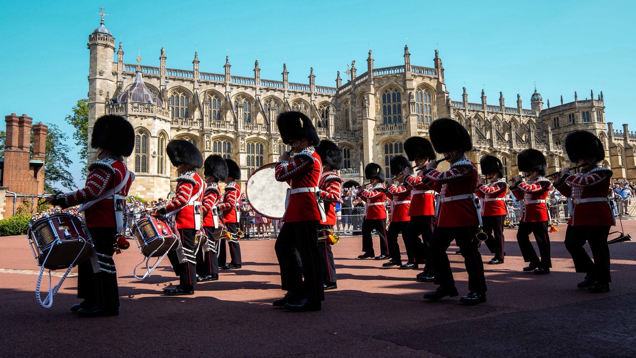 Stepping into Windsor Castle is like traveling through time. In addition to admiring the spectacular architecture and elegant State Apartments, visitors can also catch a glimpse of world-class art collections and step into St. George's Chapel, which has h