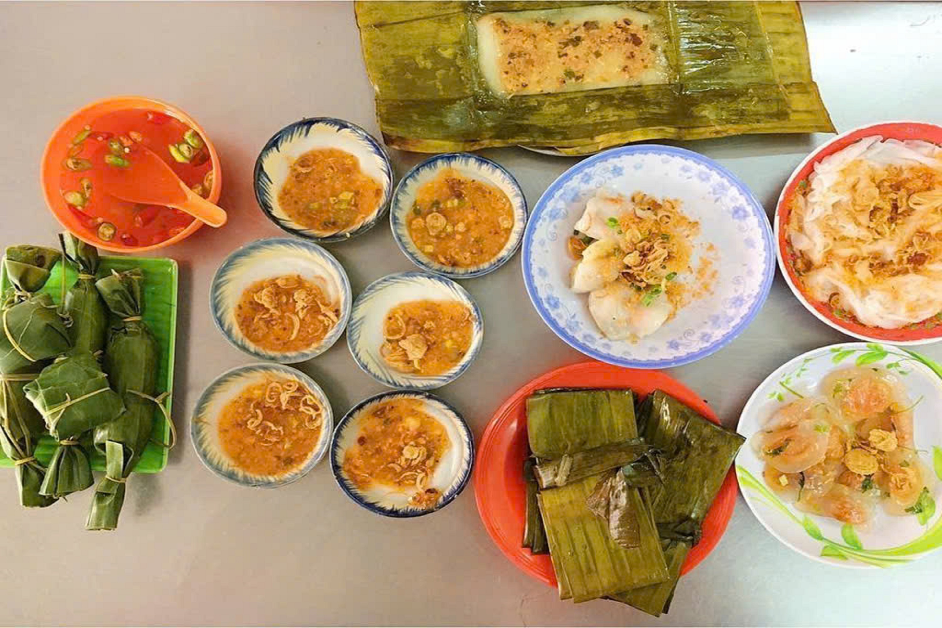在當地人家中，品嚐至少4-5道不同的自制小菜作為開胃菜，這些菜餚精緻如高級料理，上面點綴著河蝦。在遊客從未發現的隱秘寶地，坐在小椅子上用餐。

