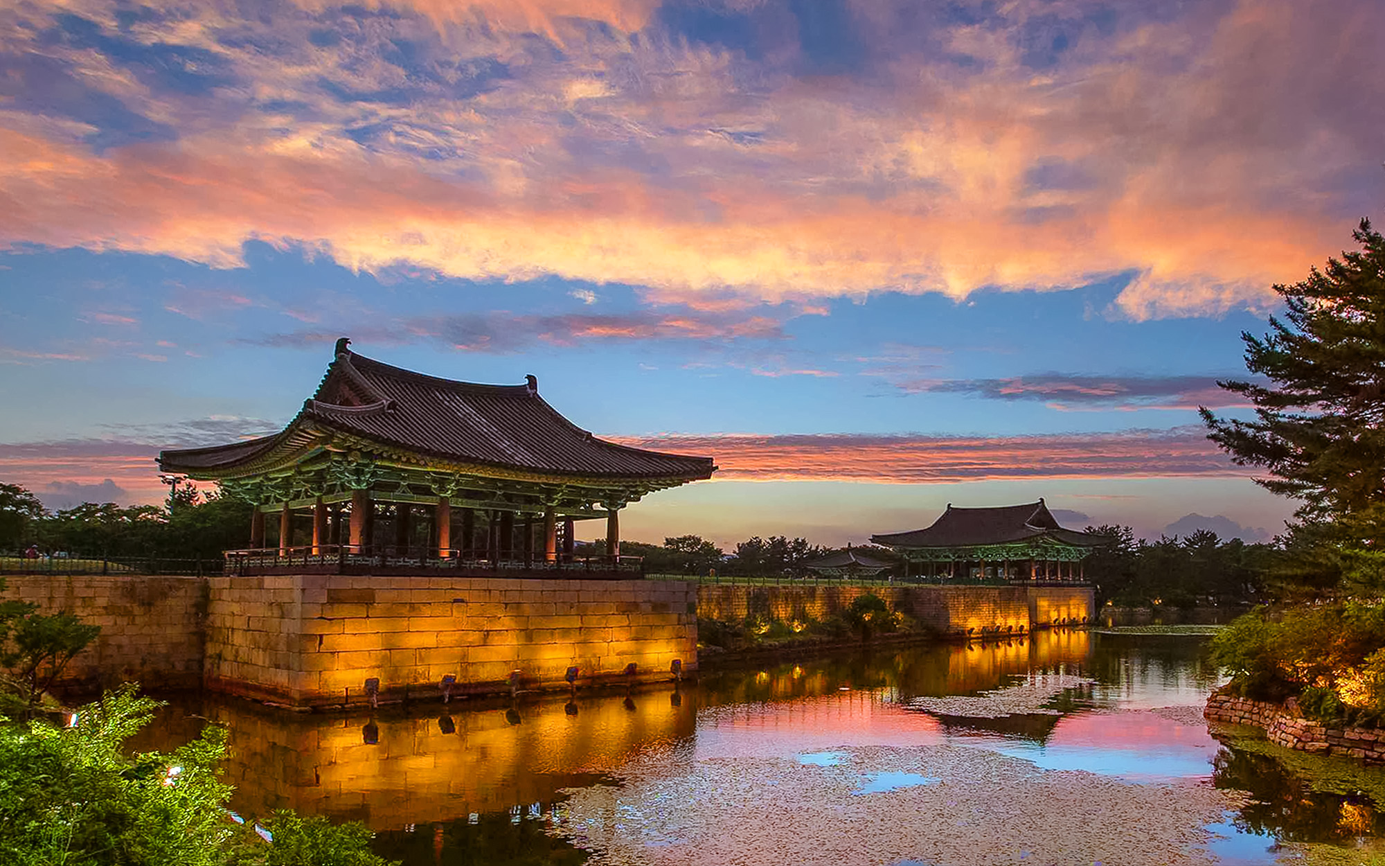 該遺址已修復,為遊客提供了體驗新羅王朝宮廷文化的機會。 該遺址已修復,為遊客提供了體驗新羅王朝宮廷文化的機會。