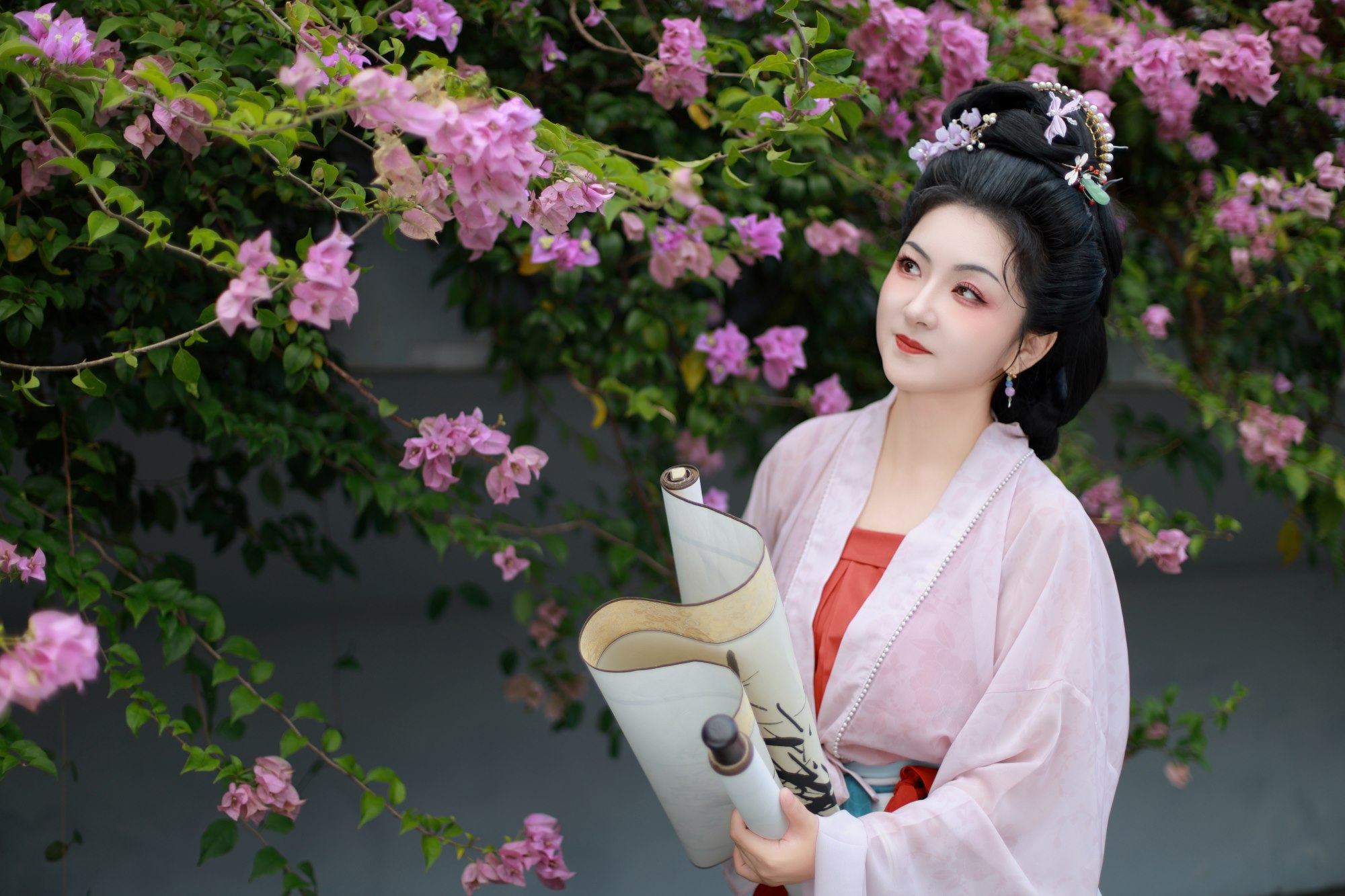 桃花樹下能撫琴,竹林旁可揮毫,還有鋪著軟墊的雅緻茶座,每個角落都充滿古風意境 桃花樹下能撫琴,竹林旁可揮毫,還有鋪著軟墊的雅緻茶座,每個角落都充滿古風意境