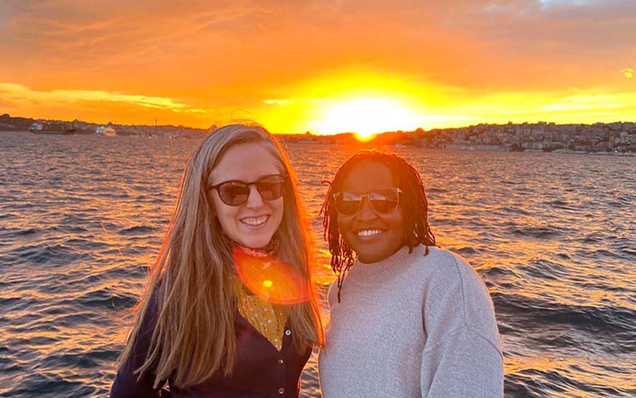 傍晚時分,經過宏偉的杜爾瑪巴切宮,欣賞其在水邊閃耀的迷人景致。 傍晚時分,經過宏偉的杜爾瑪巴切宮,欣賞其在水邊閃耀的迷人景致。