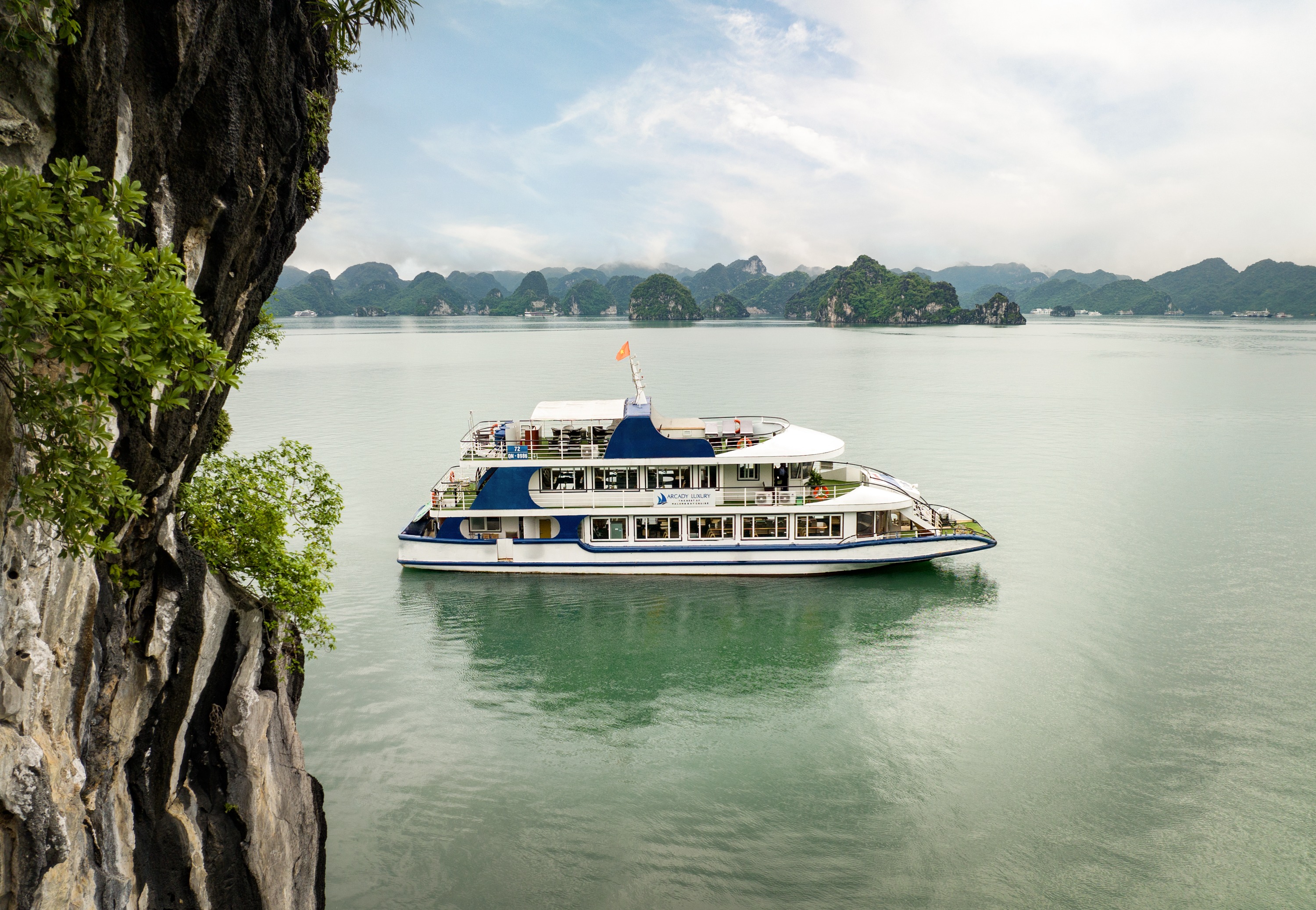 ハロン湾 プレミアム日帰りクルーズツアー（Arcady Luxury Cruise提供）