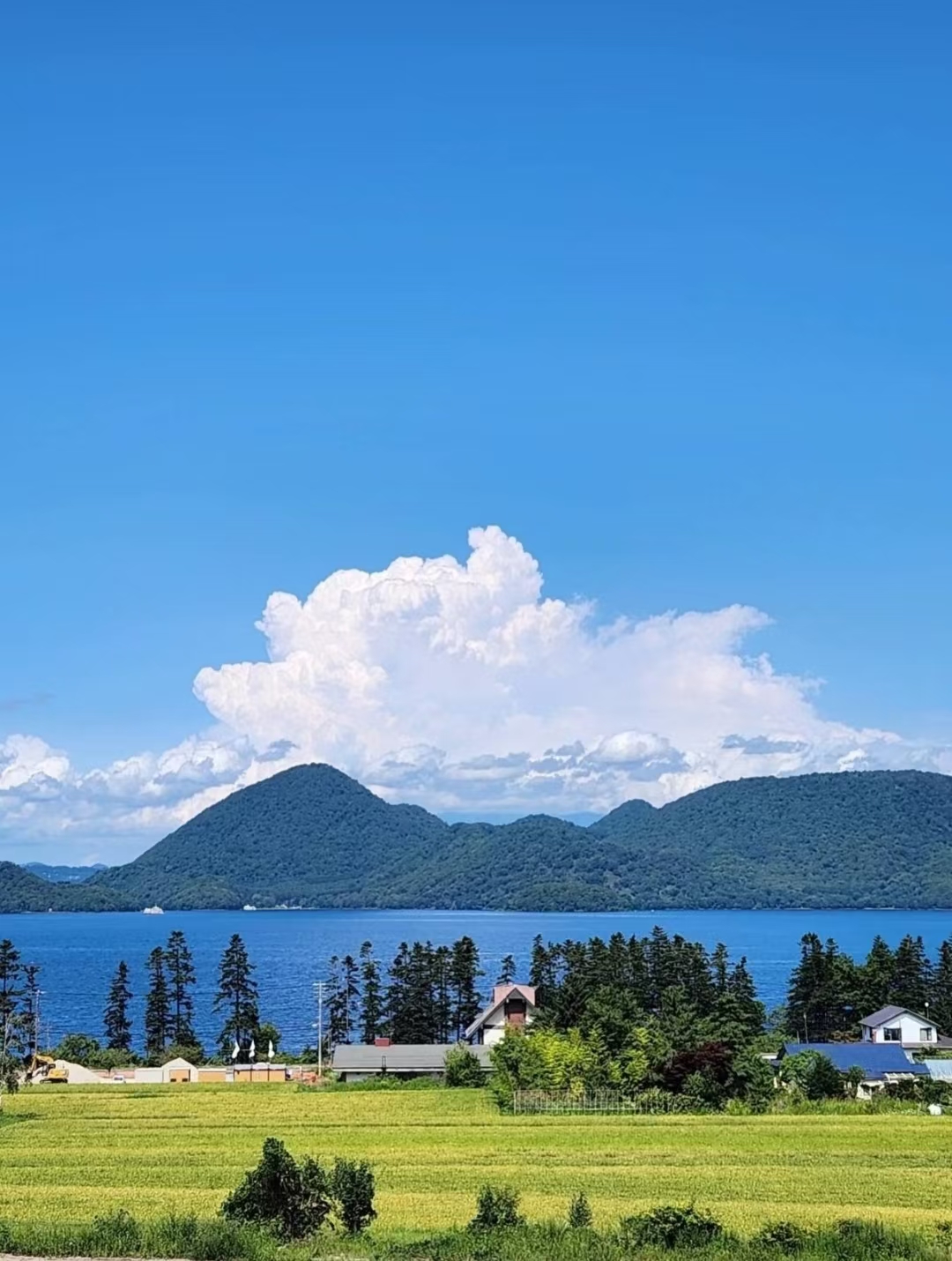 擁有湖中四島與超長季花火大會，泡著露天溫泉就能看璀璨菸火的北海道度假秘境 。
