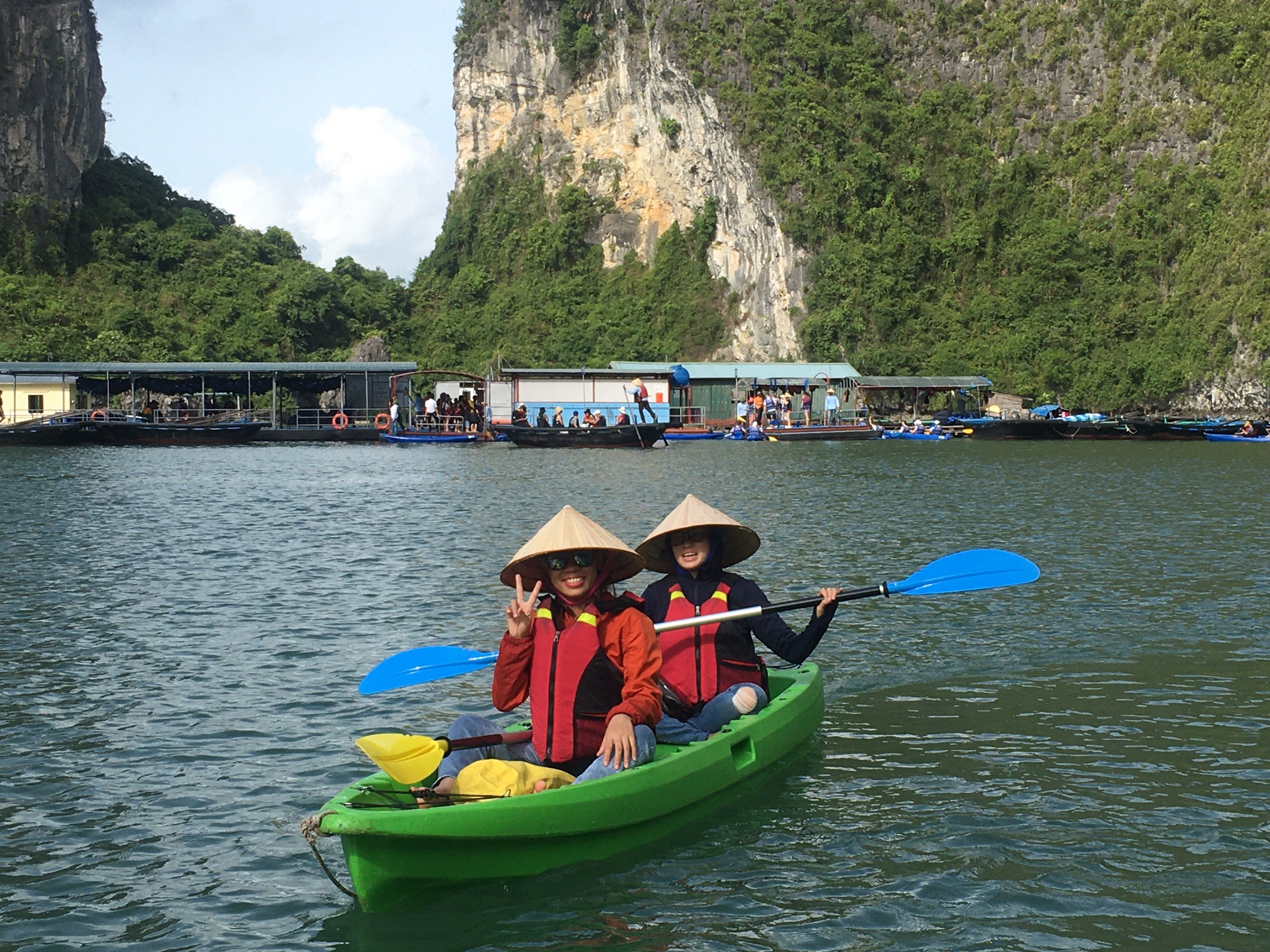 參加獨木舟或竹筏等自選活動,探索下龍灣的隱藏魅力。 參加獨木舟或竹筏等自選活動,探索下龍灣的隱藏魅力。