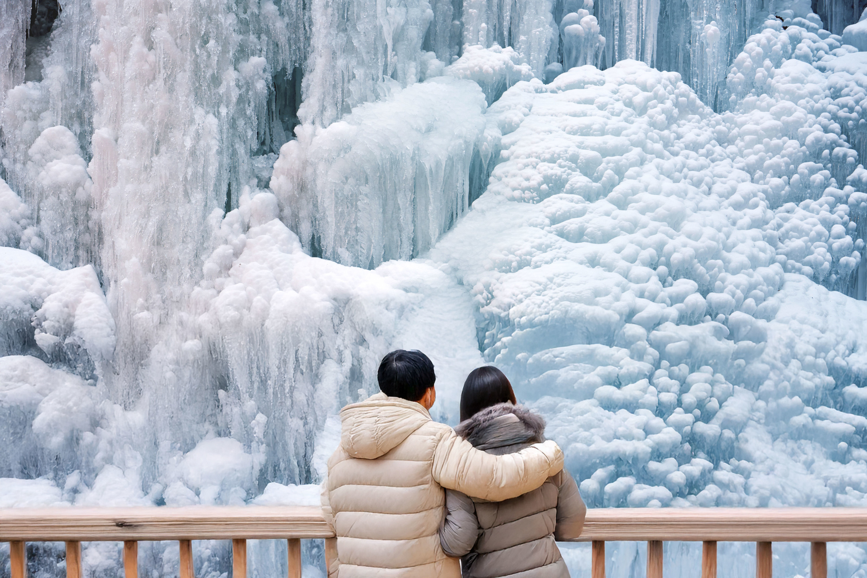 Gugok Ice Wall Adventure & Elysian Ski Day Tour from Seoul