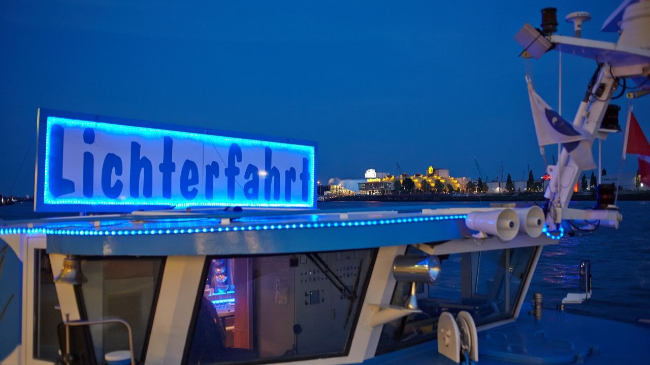 搭乘漢堡燈光遊船,在城市燈光下欣賞閃耀的港口 搭乘漢堡燈光遊船,在城市燈光下欣賞閃耀的港口