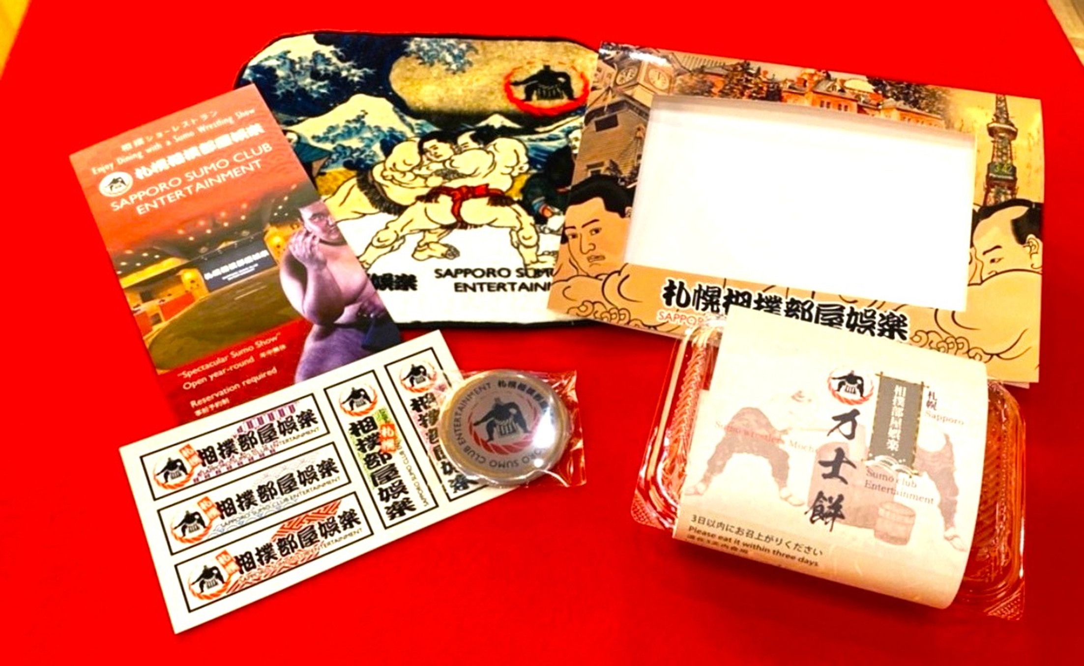 Photo plate taken with a sumo wrestler and original souvenir set