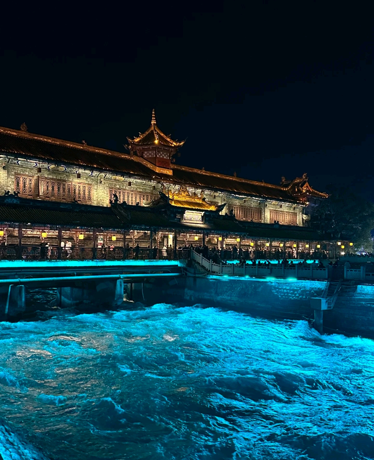 來到都江堰,不得不提【藍眼淚】。當夜色漸濃,都江堰的橋樑彷彿被施了魔法,變得格外迷人。岷江水從橋底緩緩流過,水面在燈光的映照下,泛起了一層淡淡的藍色光澤,宛如一條流動的藍綢帶,輕輕拂過古老的橋墩。這藍色的光芒,在黑暗中顯得格外柔和而神秘,讓人不由自主地想起那些關於海洋與眼淚的傳說。於是,都江堰的這片水域,便有了“藍眼淚”的美譽。當晚,我們可以在這裡欣賞夜景,打卡拍照,好不快活。 來到都江堰,不得不提【藍眼淚】。當夜色漸濃,都江堰的橋樑彷彿被施了魔法,變得格外迷人。岷江水從橋底緩緩流過,水面在燈光的映照下,泛起了一層淡淡的藍色光澤,宛如一條流動的藍綢帶,輕輕拂過古老的橋墩。這藍色的光芒,在黑暗中顯得格外柔和而神秘,讓人不由自主地想起那些關於海洋與眼淚的傳說。於是,都江堰的這片水域,便有了“藍眼淚”的美譽。當晚,我們可以在這裡欣賞夜景,打卡拍照,好不快活。