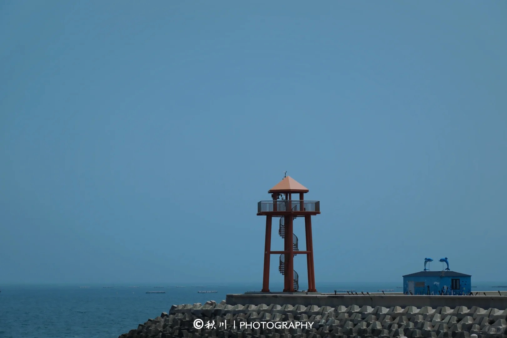 金沙灘古稱“鳳凰島”，有青島最美的海灘和波濤，金沙灘東側臨山，敞開的喇叭型讓從黃海上吹來的強勁海風在這裡掀起的浪濤總是三五成群湧上海灘