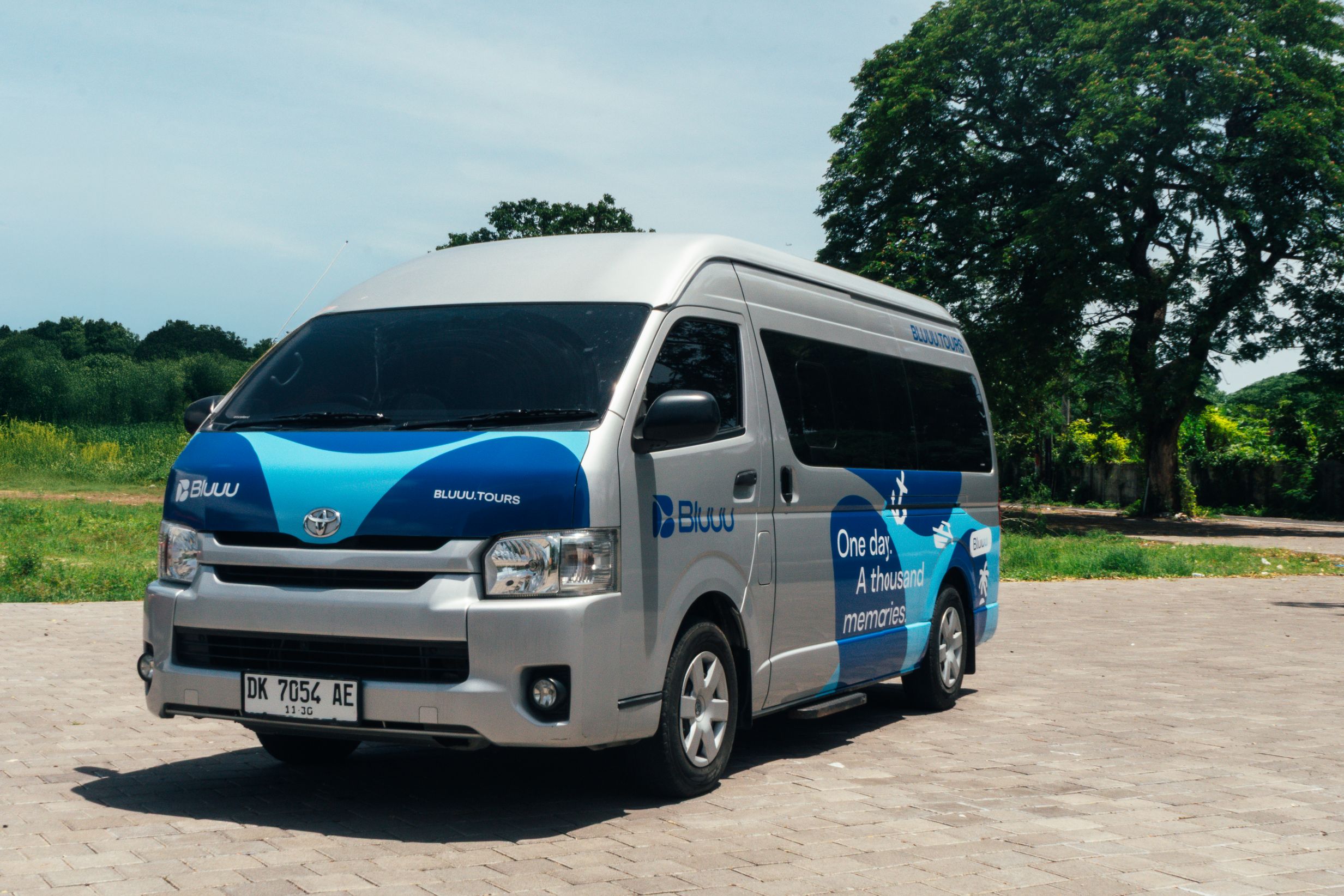 我們免費的Bluuu廂型車將舒適準時地送您到我們的休息室。