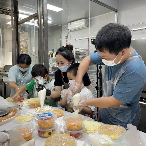 老師在教小朋友製作蛋糕 老師在教小朋友製作蛋糕