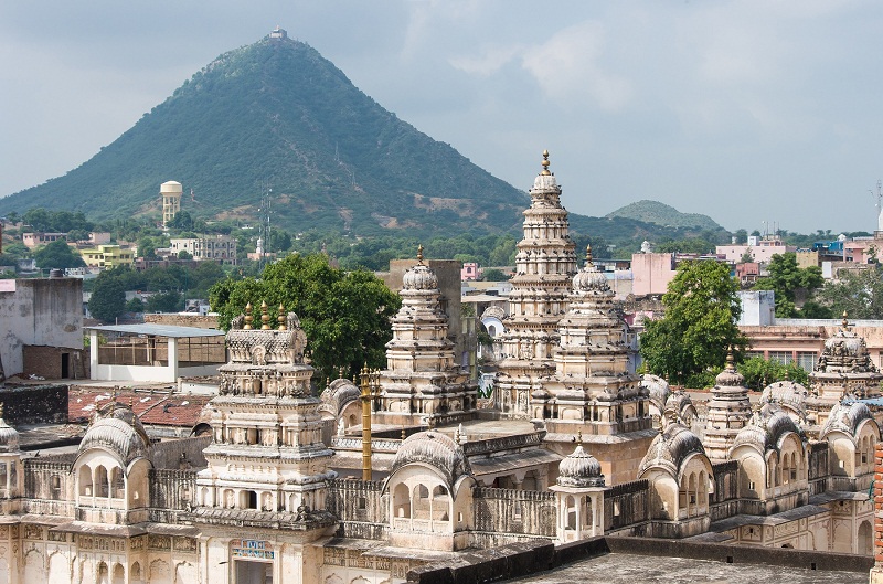 Explore Chittorgarh Fort and Pushkar With Jaipur Drop from Udaipur 