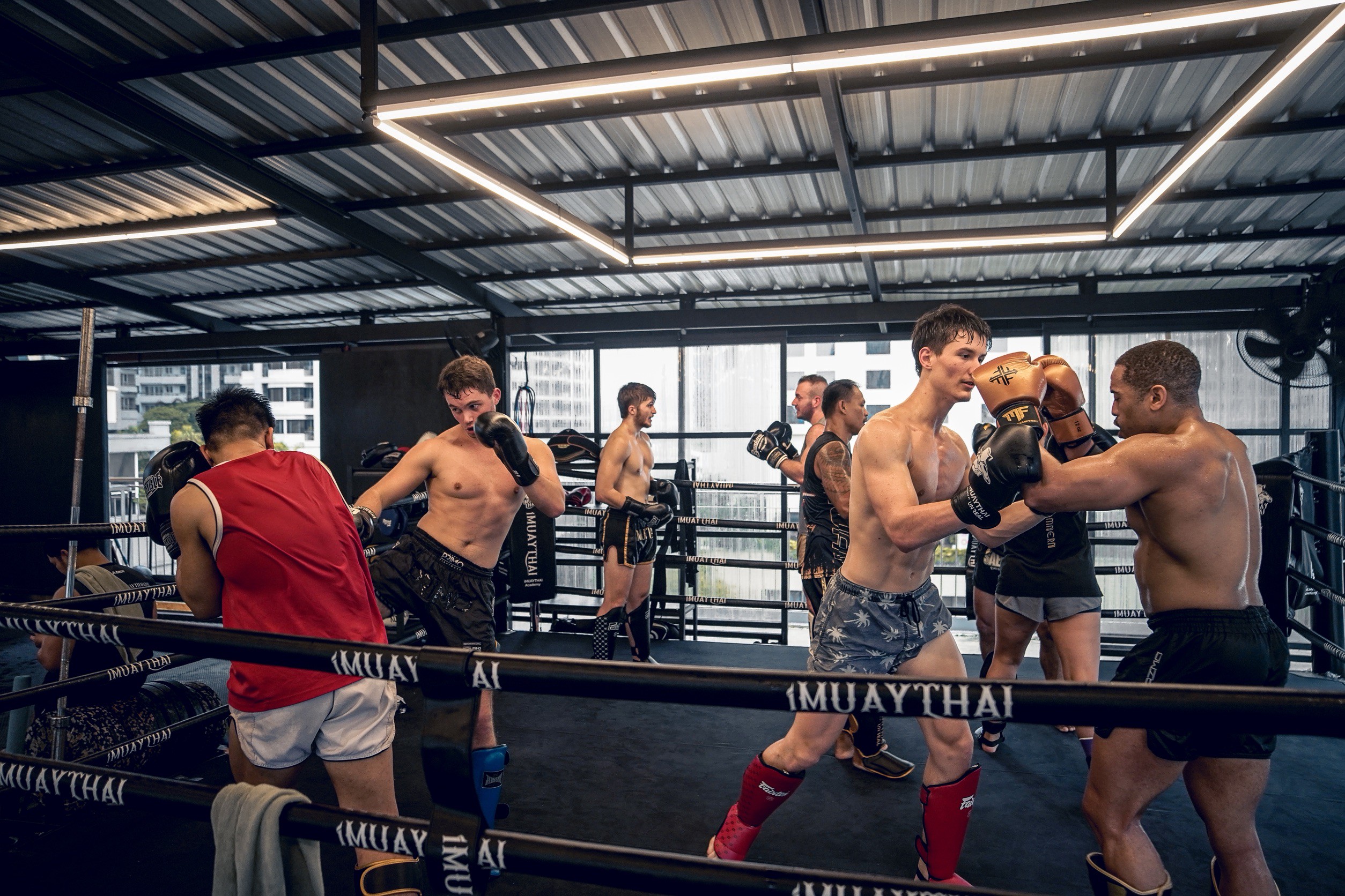 在寬敞、通風、乾淨的屋頂空間學習泰拳團體課程 在寬敞、通風、乾淨的屋頂空間學習泰拳團體課程