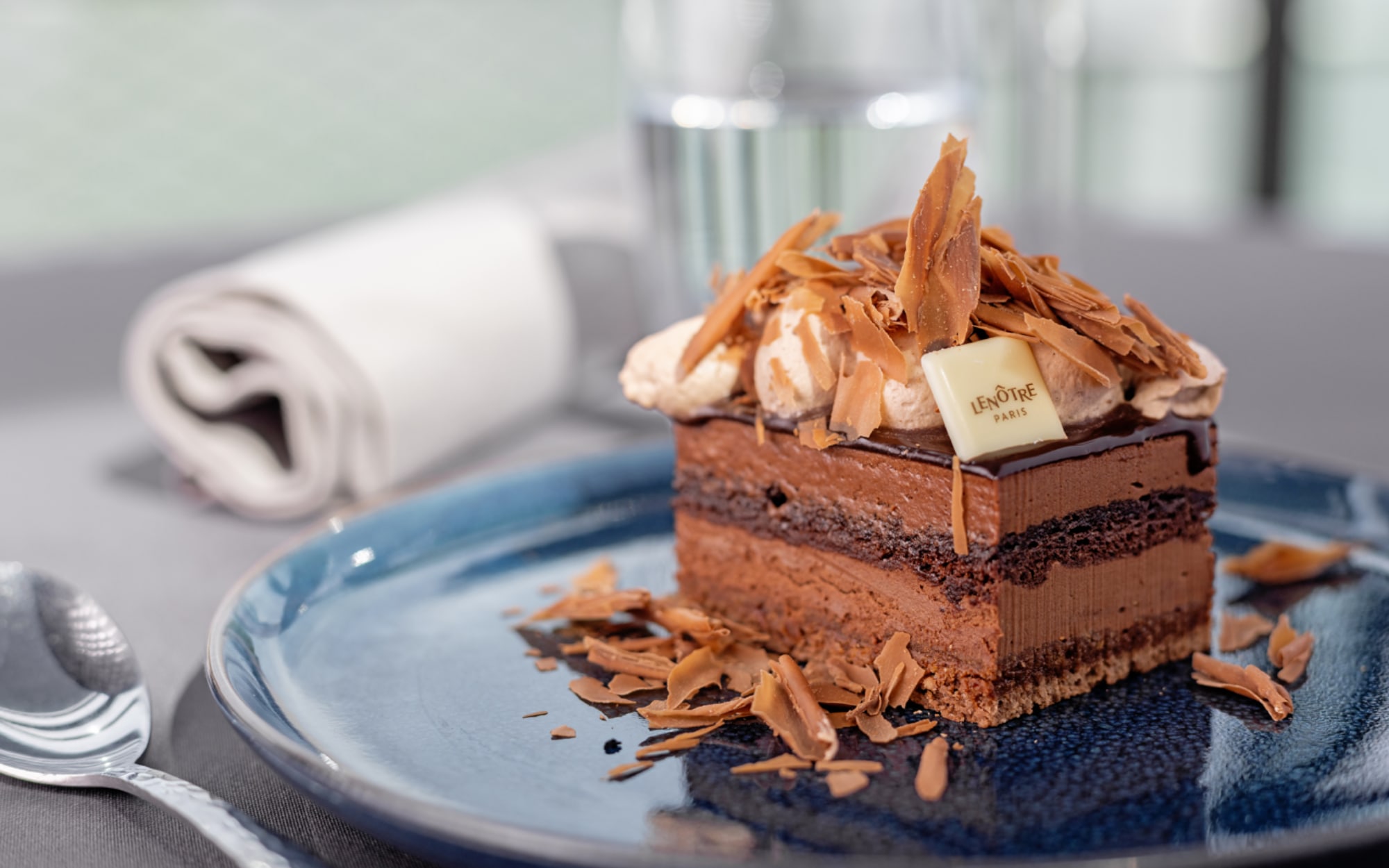 在巴黎塞納河的遊船晚宴上,品嚐精緻的巧克力甜點,欣賞優雅的擺盤和法式糕點的細膩工藝,同時享受河上風光旖旎的夜晚。 在巴黎塞納河的遊船晚宴上,品嚐精緻的巧克力甜點,欣賞優雅的擺盤和法式糕點的細膩工藝,同時享受河上風光旖旎的夜晚。