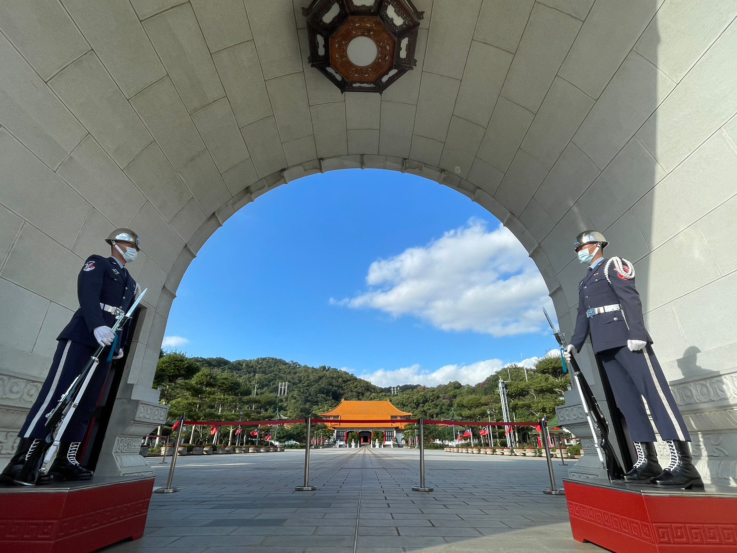 台北市内 故宮博物院・中正紀念堂・忠烈祠 定番名所巡りツアー (日本語ガイド付き)