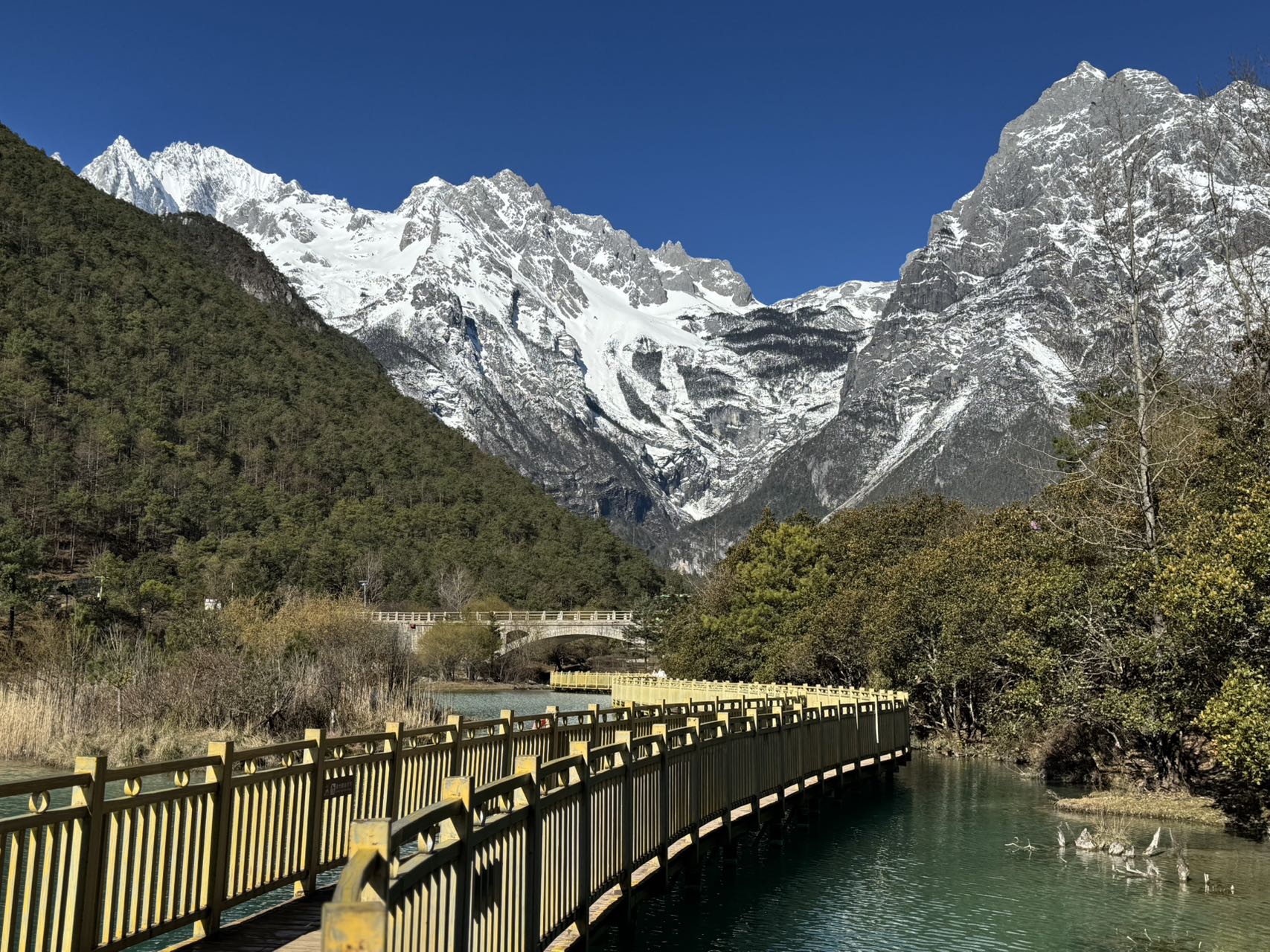 6-Day Tour to Kunming, Dali, Lijiang and Shangri-La (Selected 5-Diamond Hotels in the Whole Tour + Jade Dragon Snow Mountain Blue Moon Valley + Dianchi Lake + Erhai Lake + Xizhou Ancient Town Intangible Cultural Heritage Tie-Dyeing Experience + Strolling 