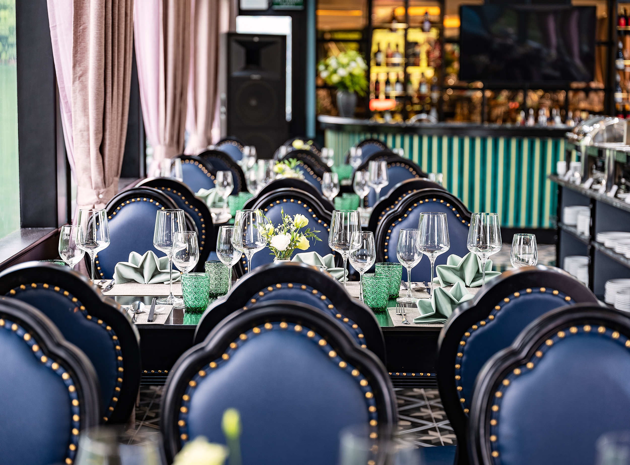 每個細節都完美到位，在船上營造出真正的精緻餐飲氛圍。