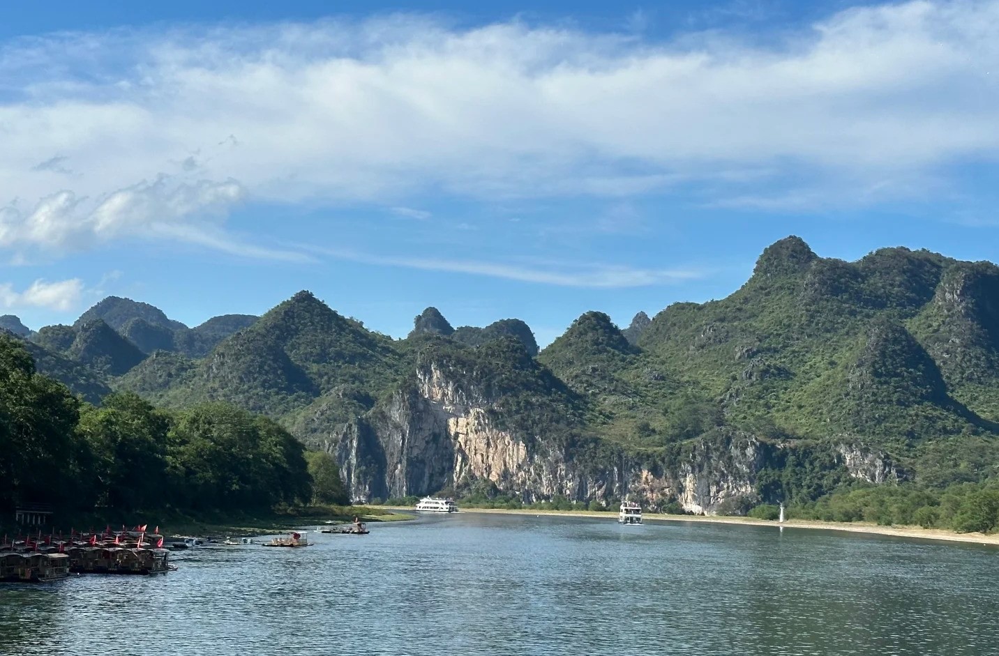 64 公里黃金水道串聯起灕江動人的篇章 —— 望夫石的深情凝望、九馬畫山的鬼斧神工、黃布倒影的清澄如鏡 64 公里黃金水道串聯起灕江動人的篇章 —— 望夫石的深情凝望、九馬畫山的鬼斧神工、黃布倒影的清澄如鏡