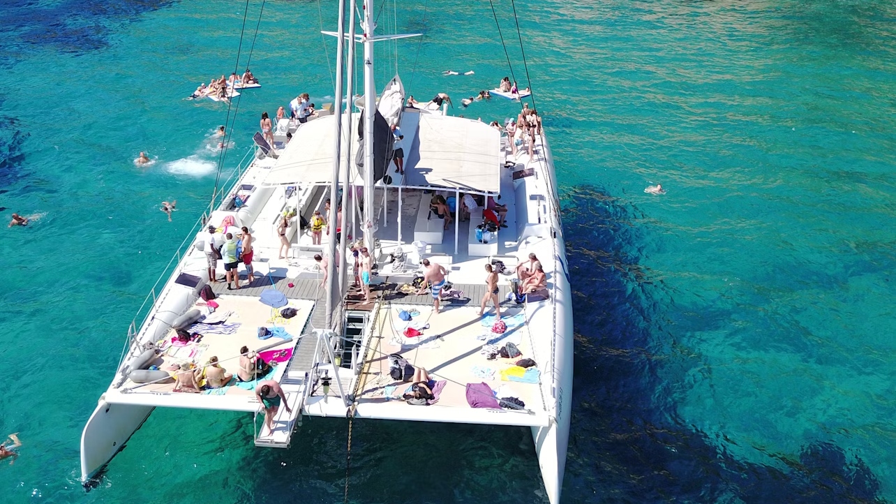 Join the tour for an incredible day filled with sailing and sunshine that you’ll love
