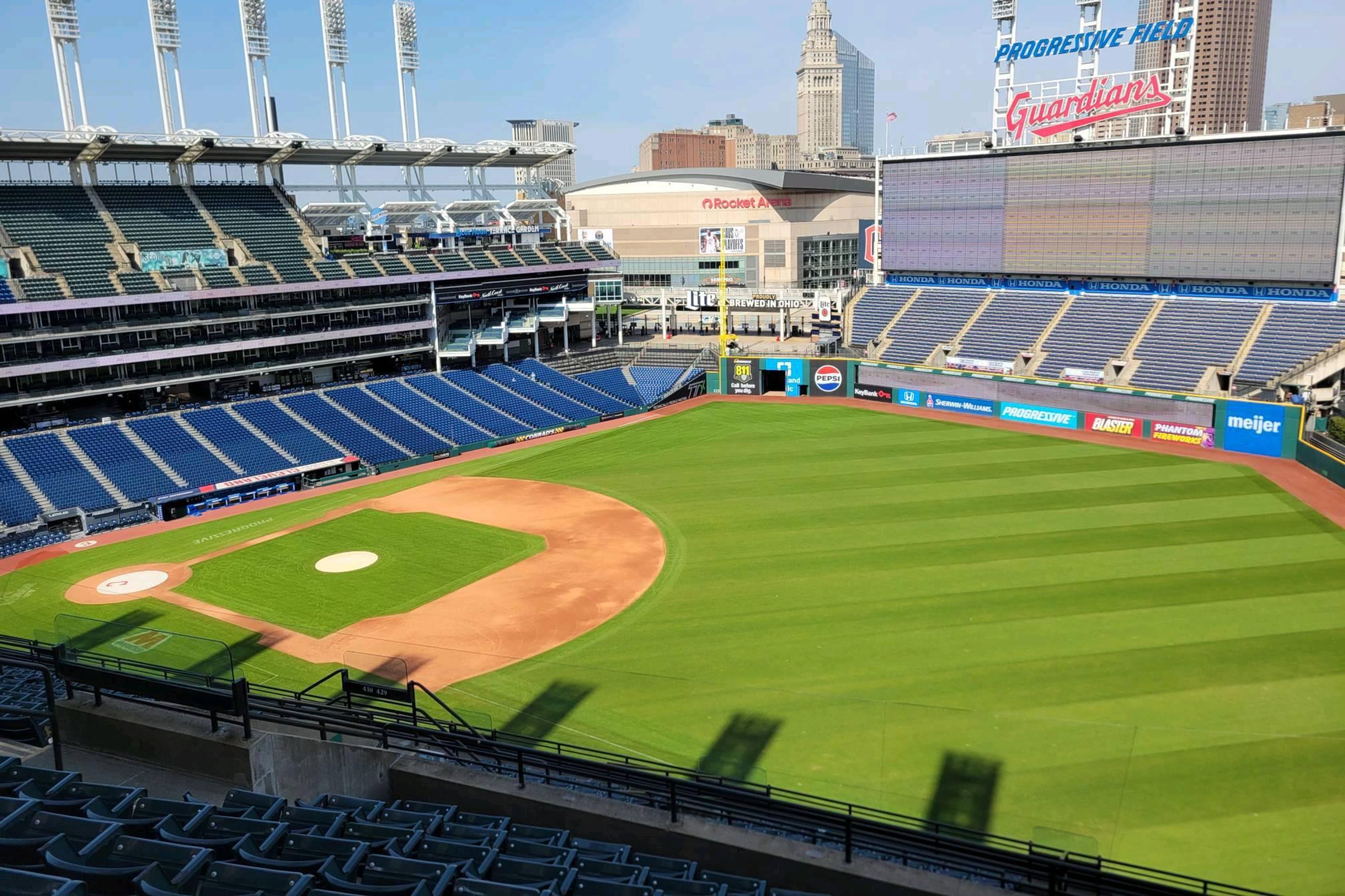 盡情享受開闊的球場視野，還有熱鬧的球迷區和輕鬆的棒球場氛圍