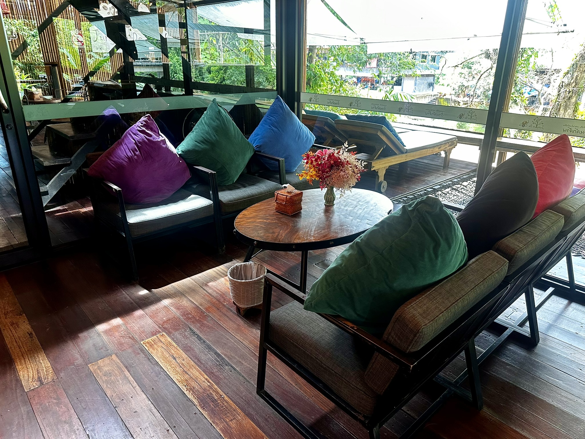 在隱秘的風景河畔咖啡館放慢腳步。享用免費飲品/蛋糕，欣賞湄登河（Mae Taeng River）的全景——這是放鬆身心和拍照留念的完美時刻。