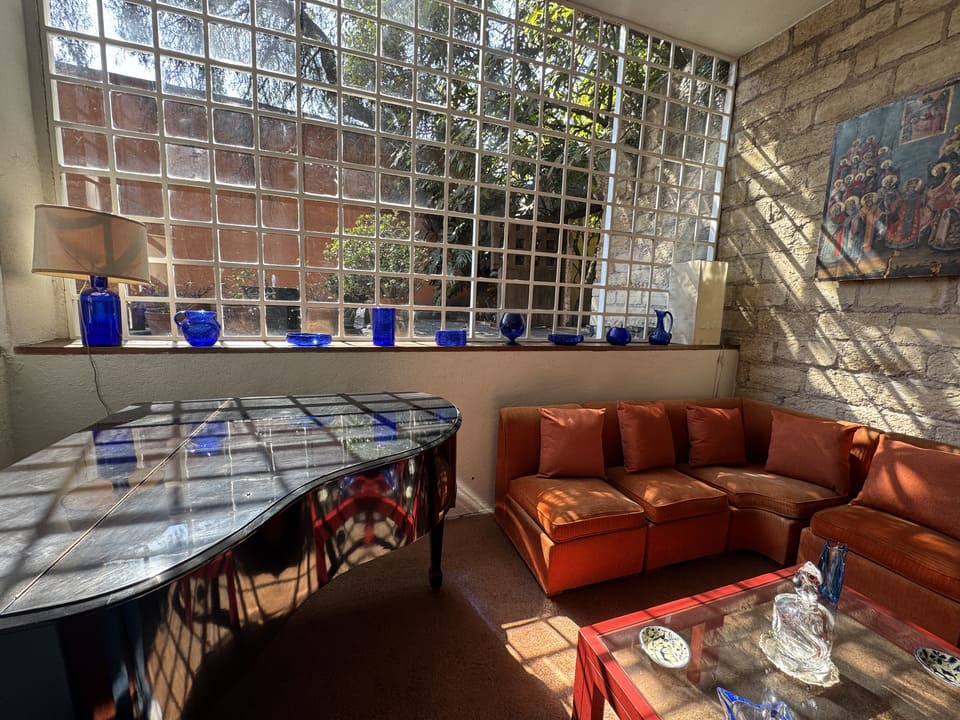 登上極簡的白色階梯，感受 Barragán 標誌性的形式與功能之間的完美平衡