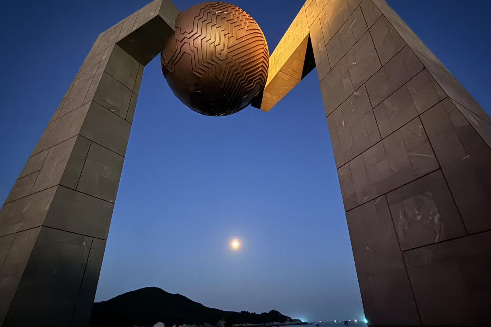 南澳地標 C 位非它莫屬!簡約大氣的拱門造型,與碧海藍天相映成畫,站在中線打卡,秒變 “跨越熱帶與亞熱帶” 的幸運兒 南澳地標 C 位非它莫屬!簡約大氣的拱門造型,與碧海藍天相映成畫,站在中線打卡,秒變 “跨越熱帶與亞熱帶” 的幸運兒