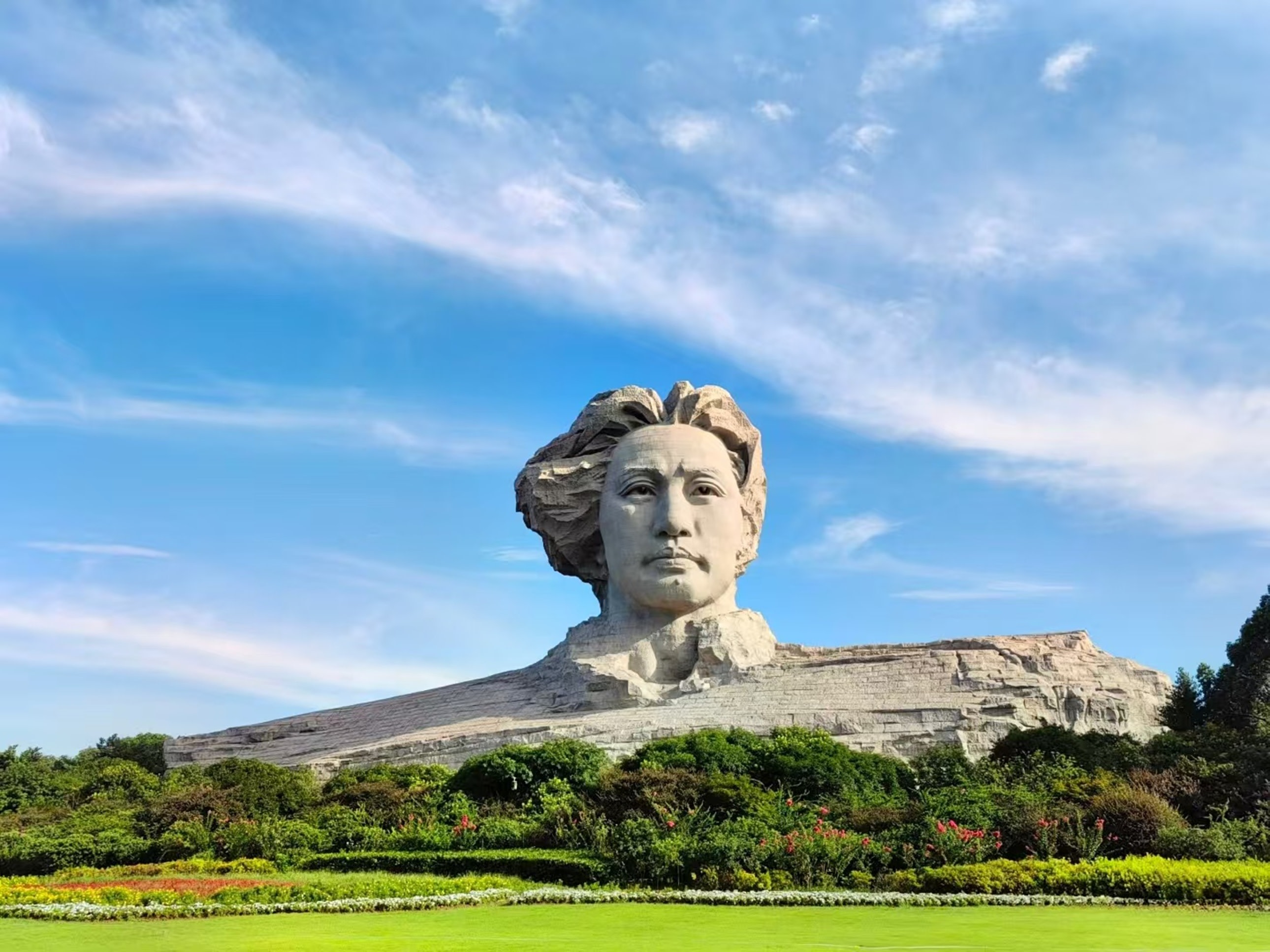 橘子洲位於湘江江心、是湘江中的一個衝擊沙洲，自古就是長沙城的名勝之一。青少年毛澤東在湘江游泳時的休息地、也是《沁園春·長沙》中提及到的橘子洲頭