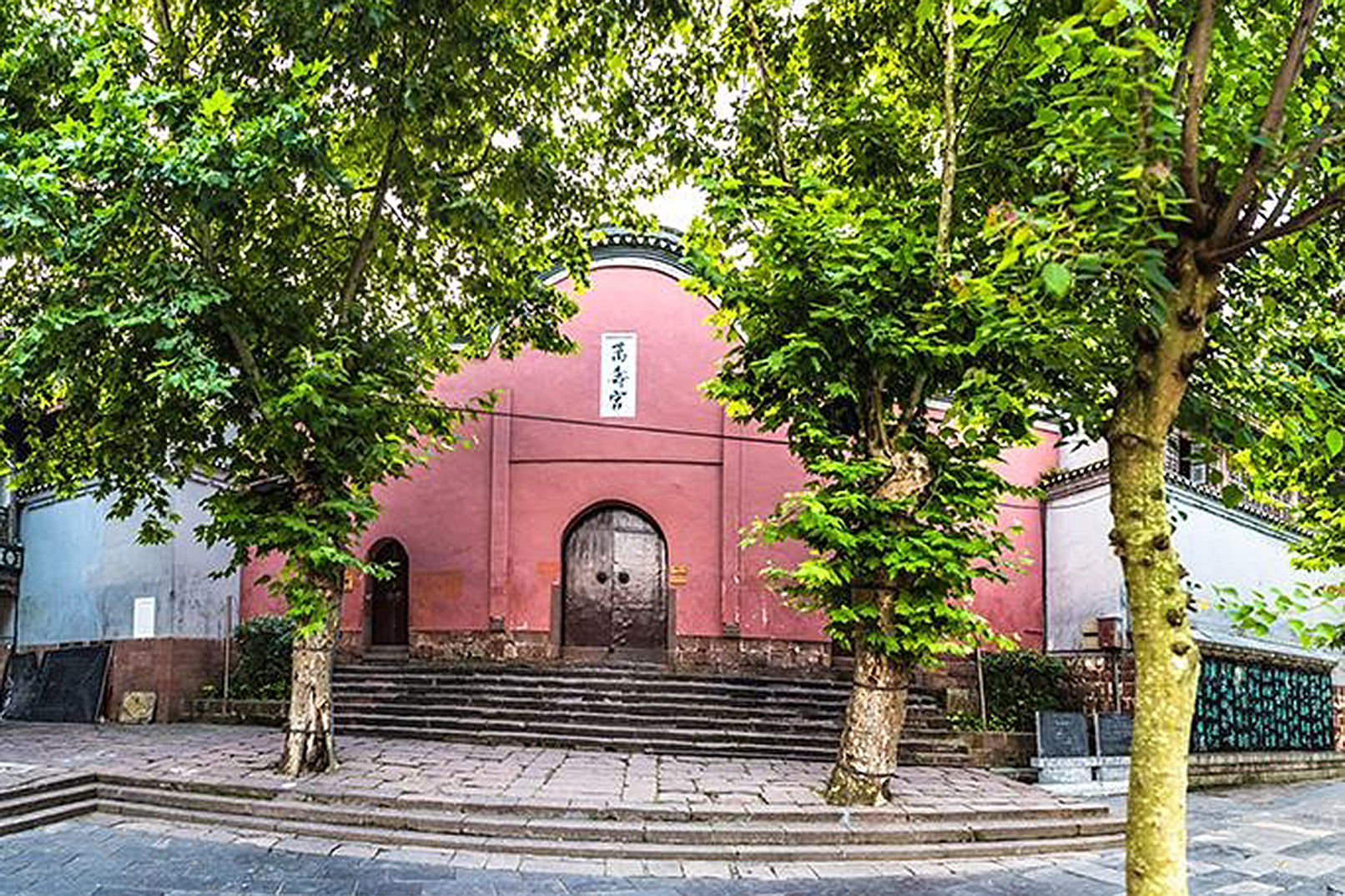遊萬壽宮，又稱江西會館，坐落於風景秀麗的東門外沙灣，為清代鳳凰經商的江西商人所建，也見此地和江西人的淵源頗深，是一座樓臺殿宇薈萃的建築群。