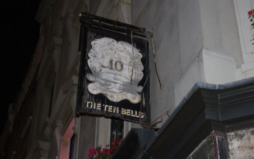 這些狹窄的鵝卵石巷弄，捕捉了令人難忘的東區氛圍