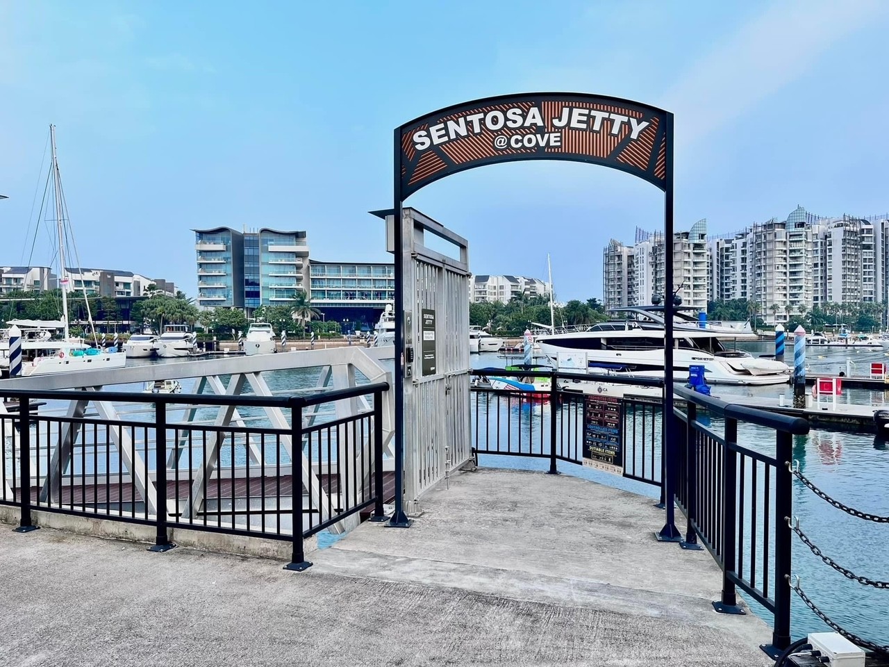 聖淘沙灣碼頭（Sentosa Cove Jetty）- 拉撒路島（Lazarus Island）渡輪服務（YachtCruiseSG提供）