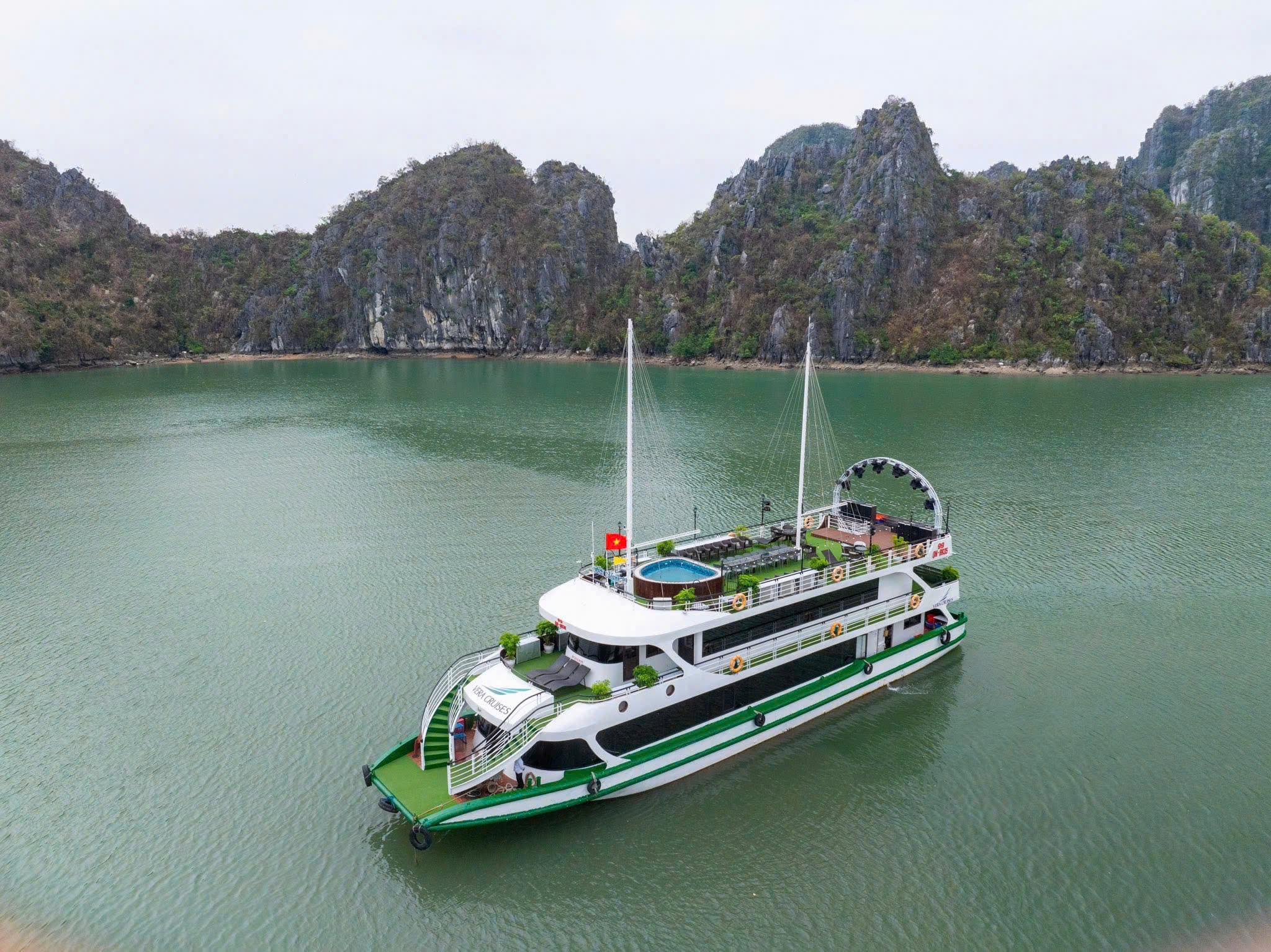 Vera Day Cruise: Ha Long Bay with Sung Sot & Ti Top