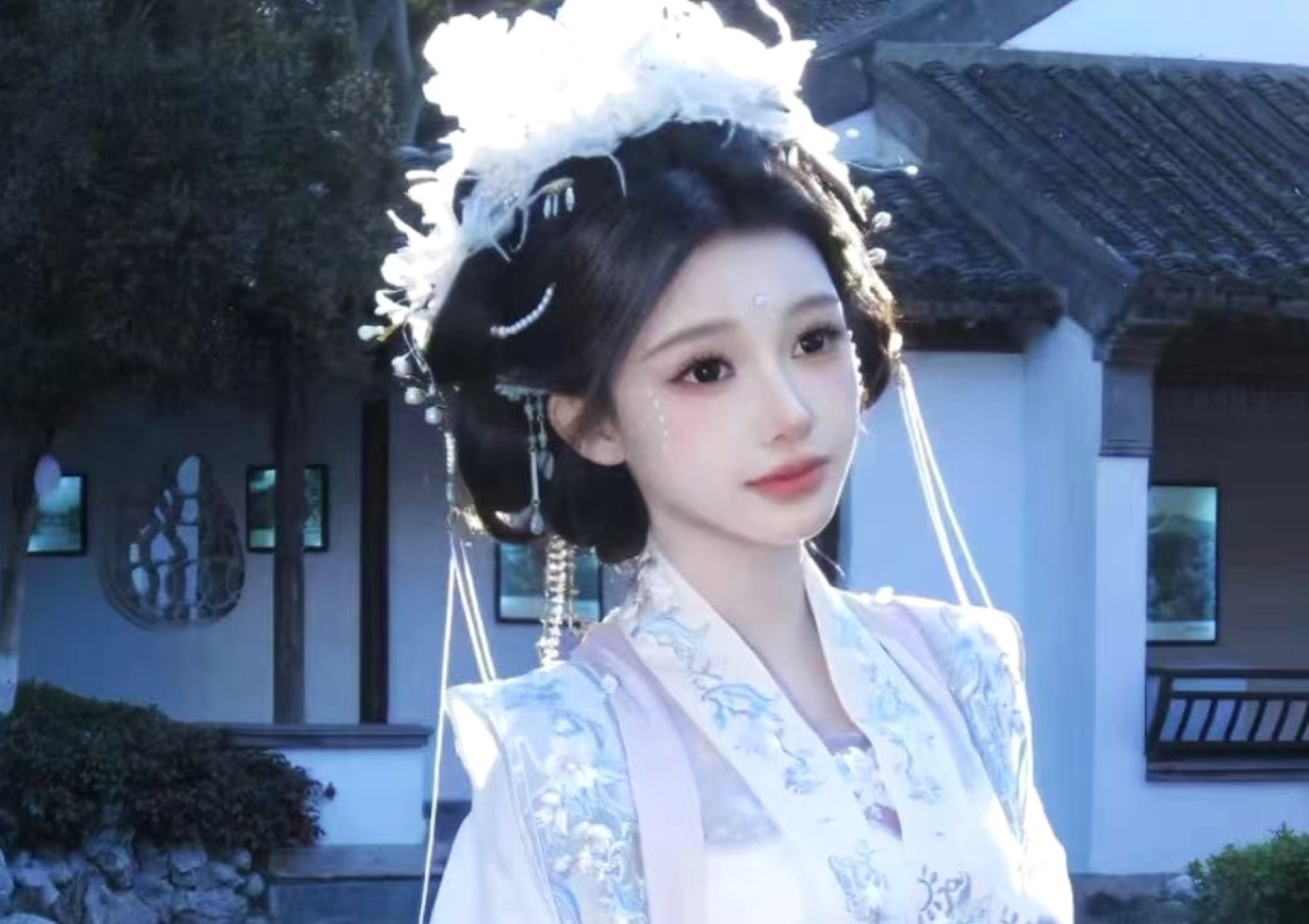 攝影師們經驗豐富，不僅會指導遊客擺出自然優美的姿勢，還會根據不同的場景和光線，運用專業的攝影技巧