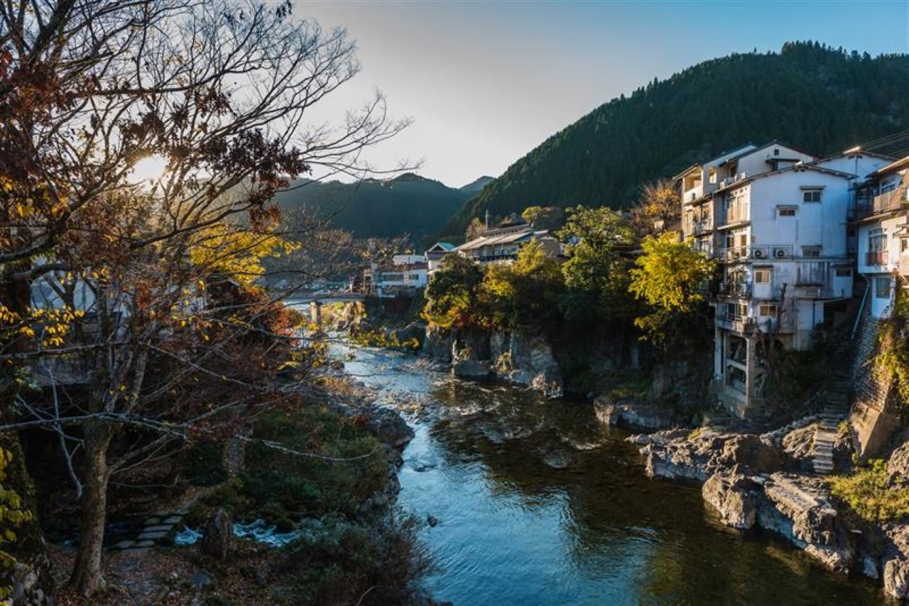 Gujo Hachiman & Shirakawa-go Full-Day Historical Exploration