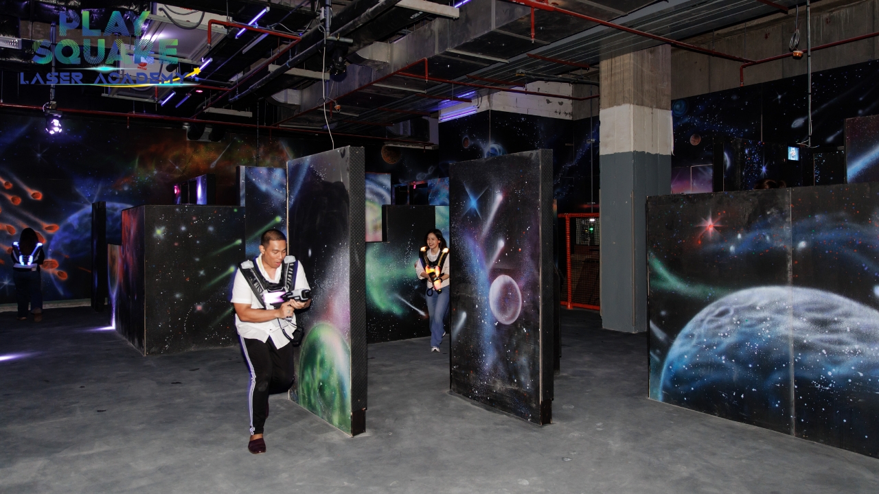 到達與離開：當您到達Playsquare Laser Tag時，競技場已準備就緒，您可以立即開始遊戲。身臨其境的環境讓時間感覺像是在以不同的方式流逝，因此請隨時準備好迎接激動人心的冒險。來吧！