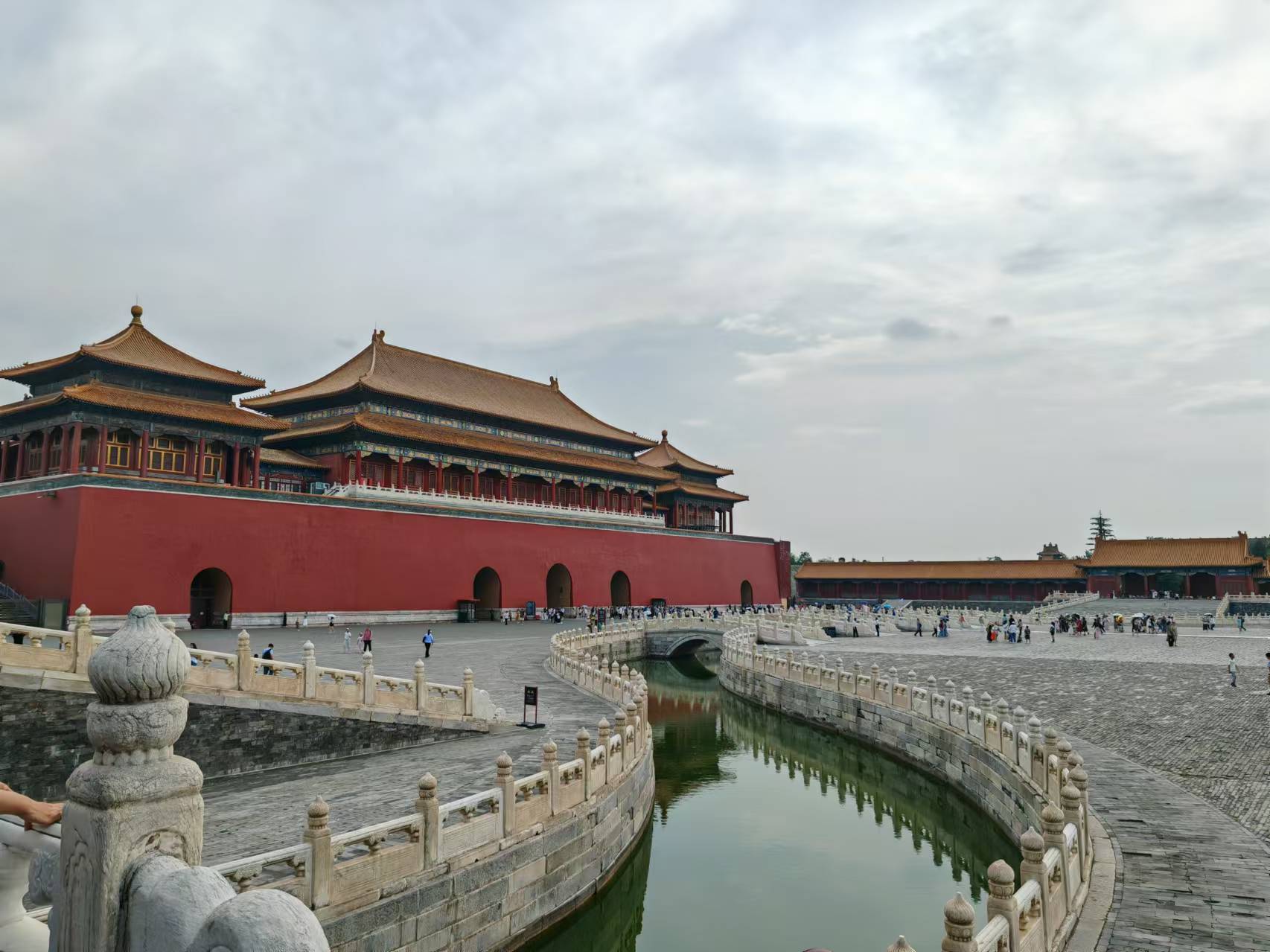 告別天安門廣場的莊嚴肅穆，移步向前，我們即將開啟一段更為震撼的歷史探索之旅。首先映入眼簾的便是古樸典雅的端門，它如同一座時光的驛站，靜靜守護著通往故宮的要道。隨後，一座氣勢磅礴的建築出現在眼前，這便是故宮的正門 —— 午門。高大的城樓、硃紅的大門，在陽光的照耀下熠熠生輝，彰顯著皇家的威嚴與莊重。站在午門之下，彷彿能聽到歷史的迴響，感受到古代帝王將相的非凡氣度。當您穿過午門，便正式踏入了故宮這座世界文化遺產的大門，一段穿越時空、探秘古代皇家生活的奇妙之旅就此拉開帷幕 。