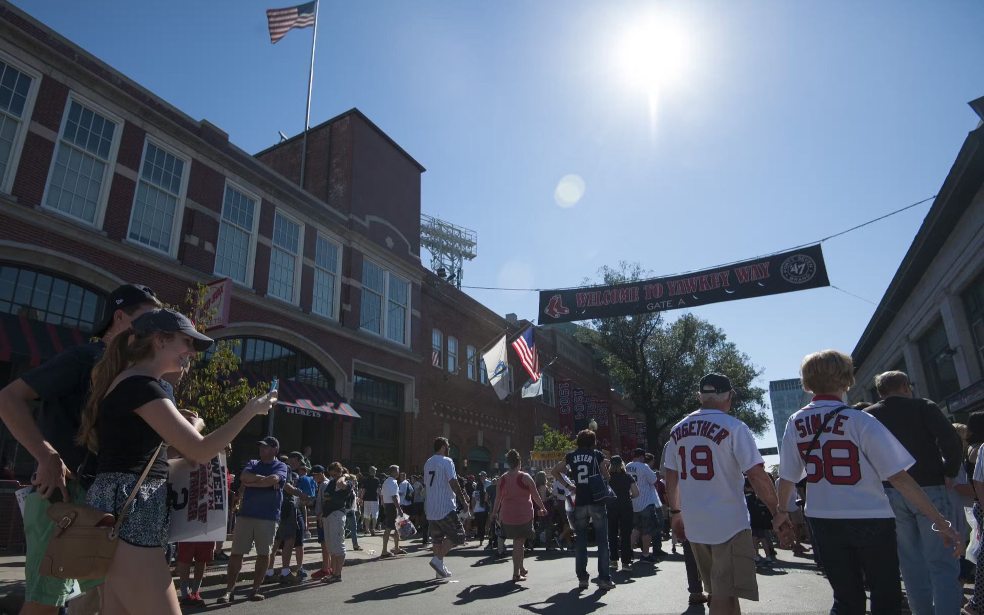加入芬威球場外興奮的球迷行列,一同慶祝波士頓悠久的棒球傳統 加入芬威球場外興奮的球迷行列,一同慶祝波士頓悠久的棒球傳統