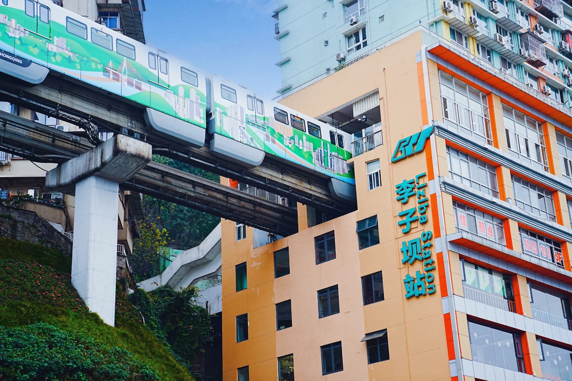 Come to Liziba, take the light rail through the building, and immerse yourself in the unique charm of 8D Chongqing