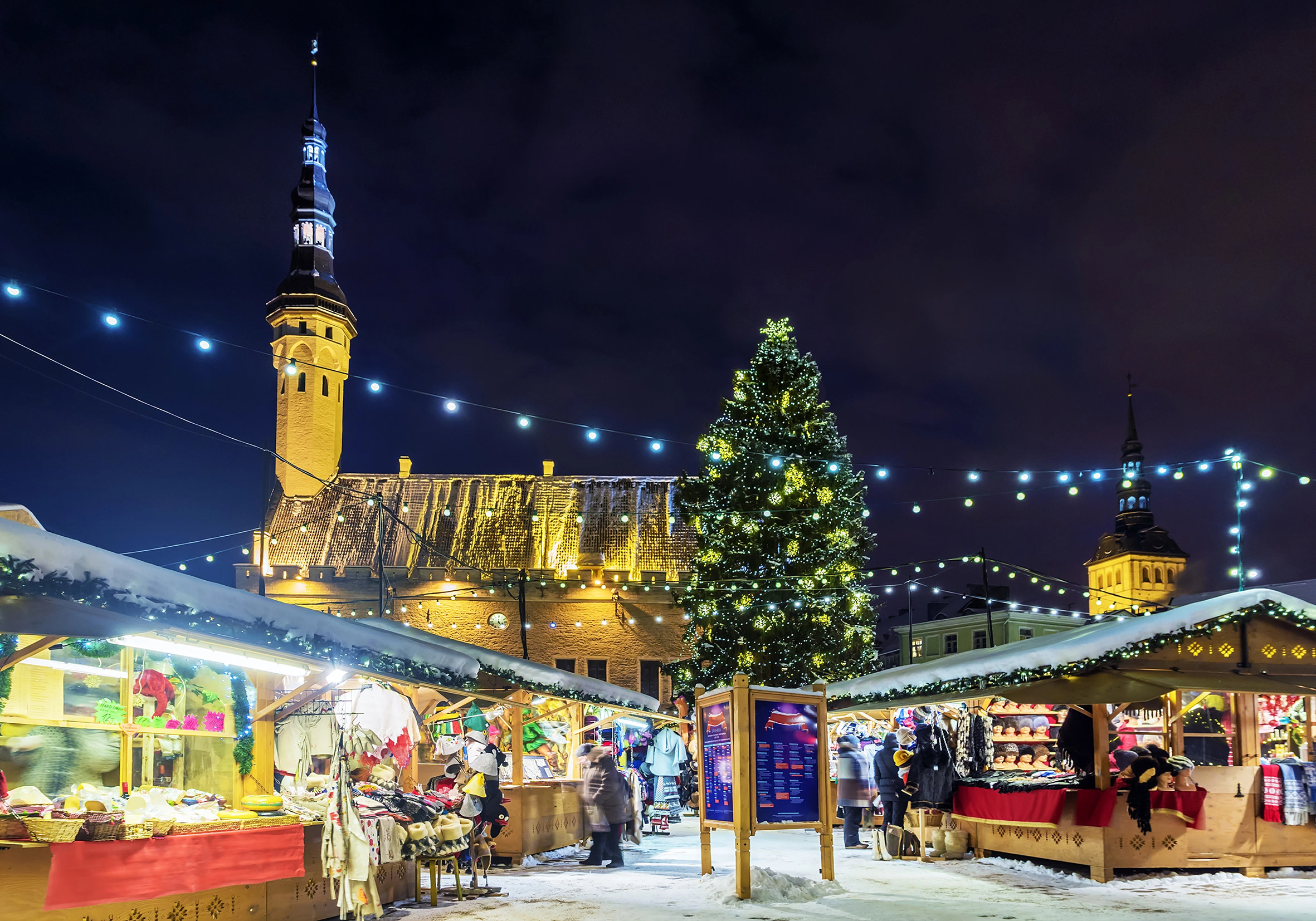 體驗廣場的季節魅力：從溫馨的聖誕市集攤位，到溫暖月份的涼爽遮蔭座位，應有盡有。