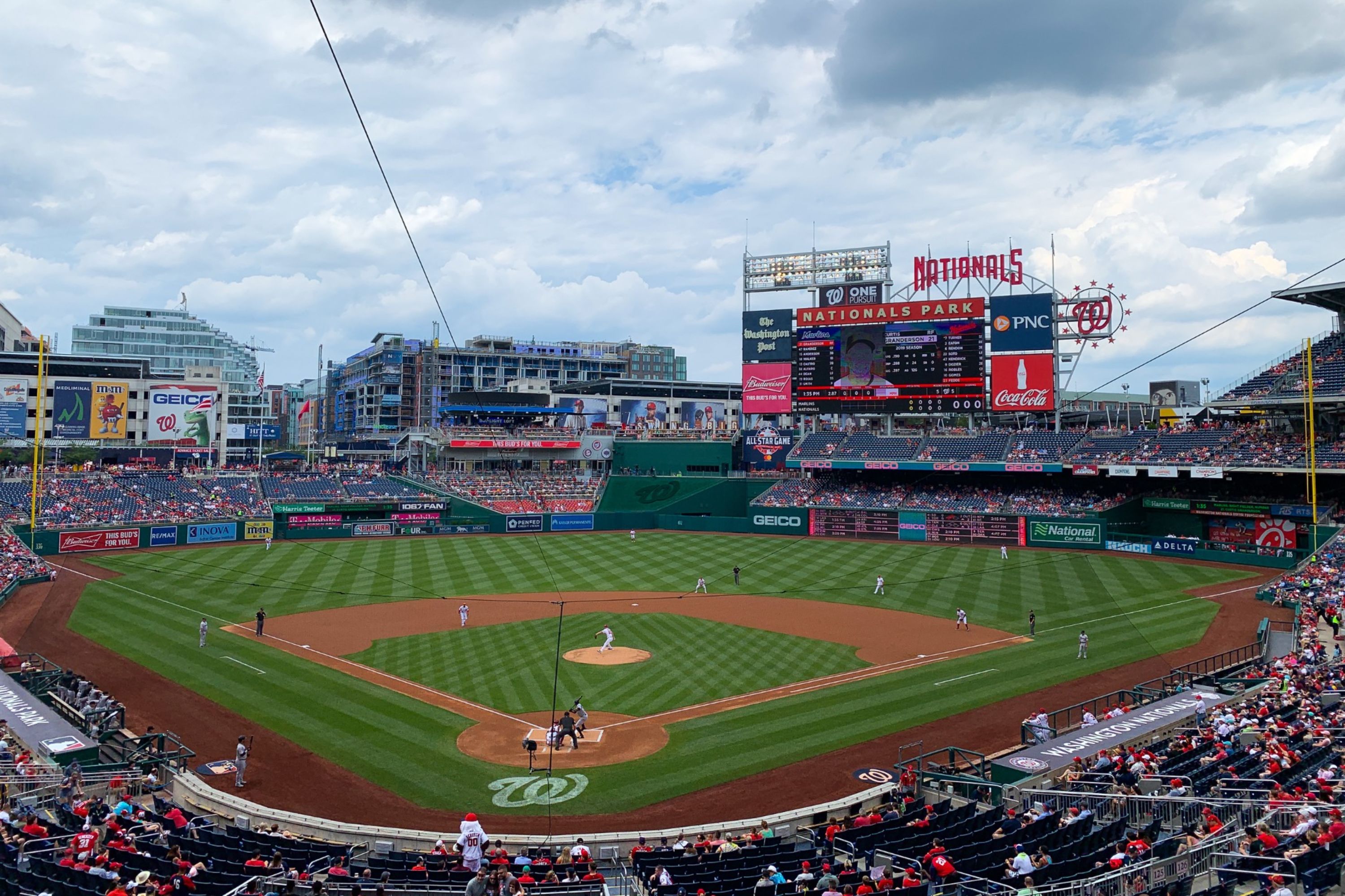 從中層看台可將整個場地盡收眼底，視野極佳。