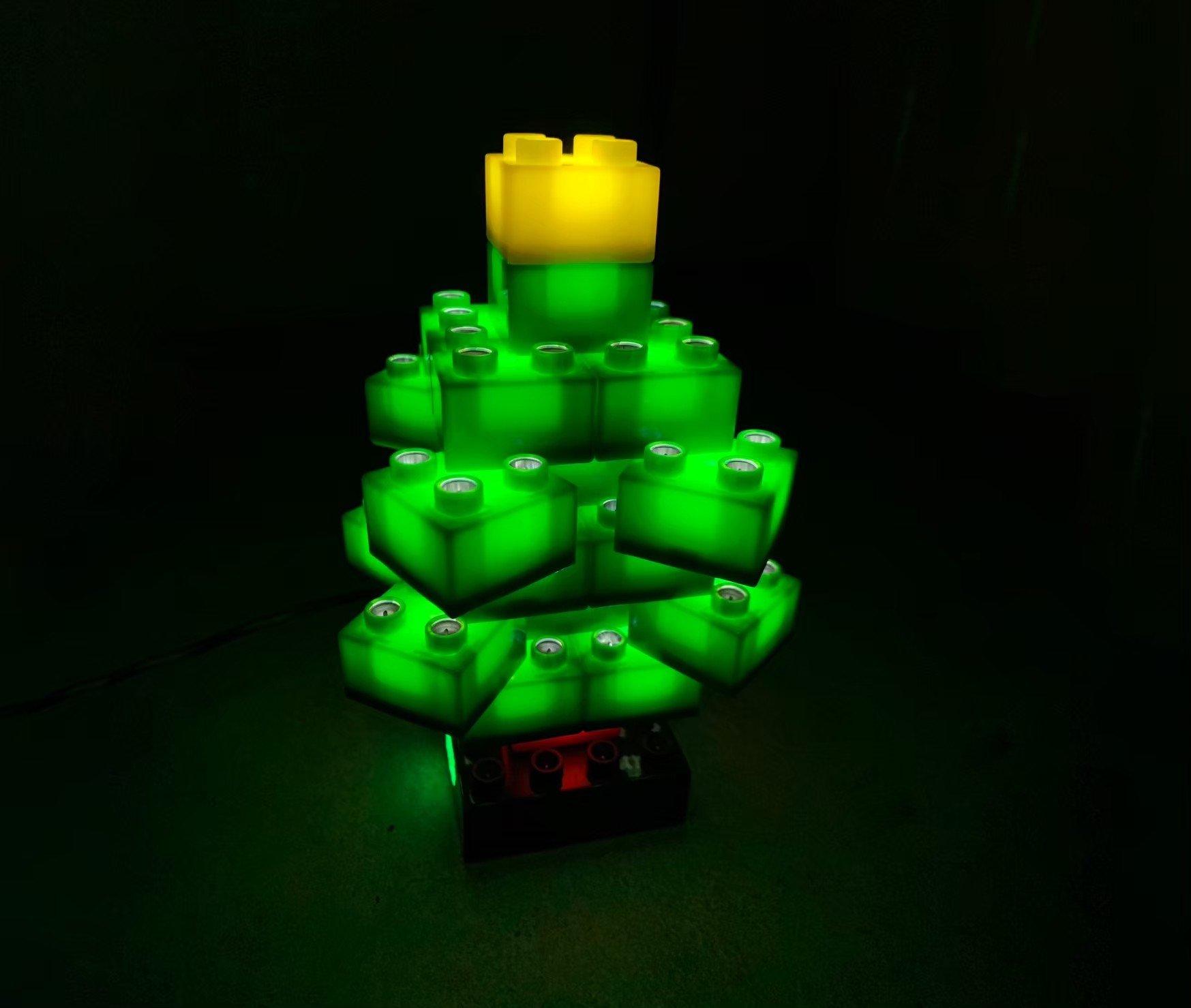 還有夜間款會發光的亮亮積木，等你來探索！