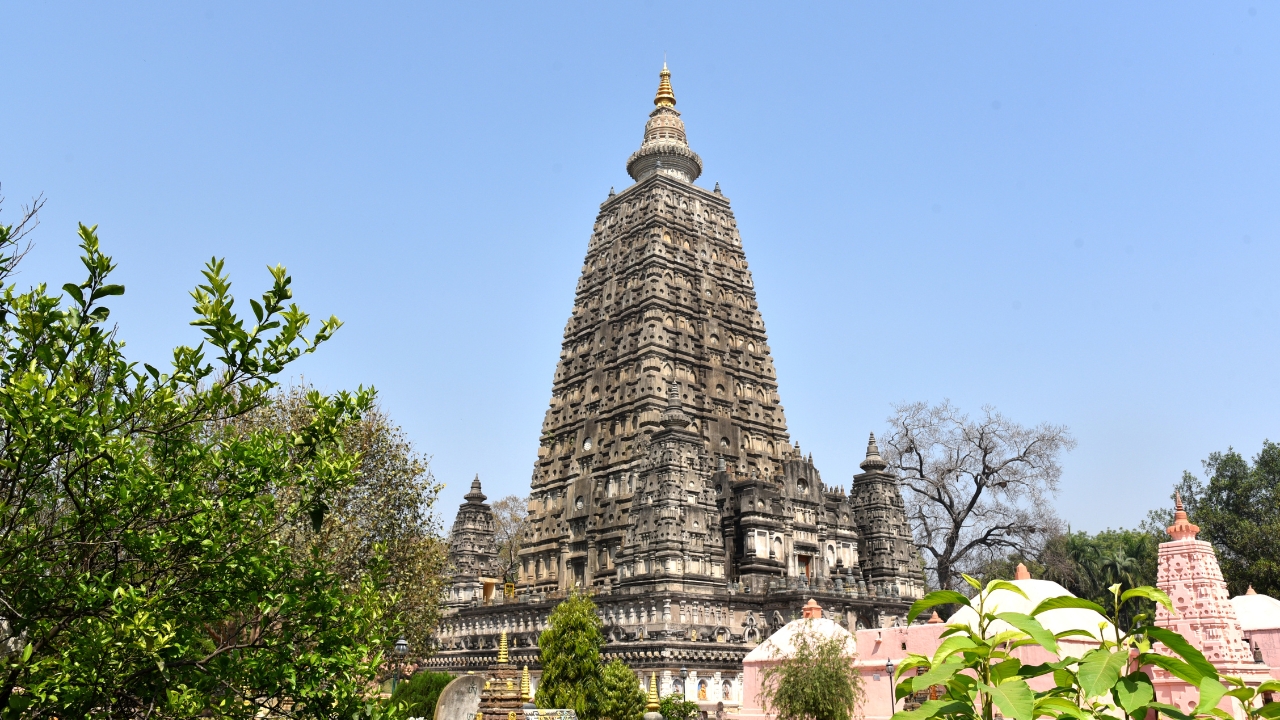 From Varanasi: Bodhgaya 2-Day Tour with Accommodation