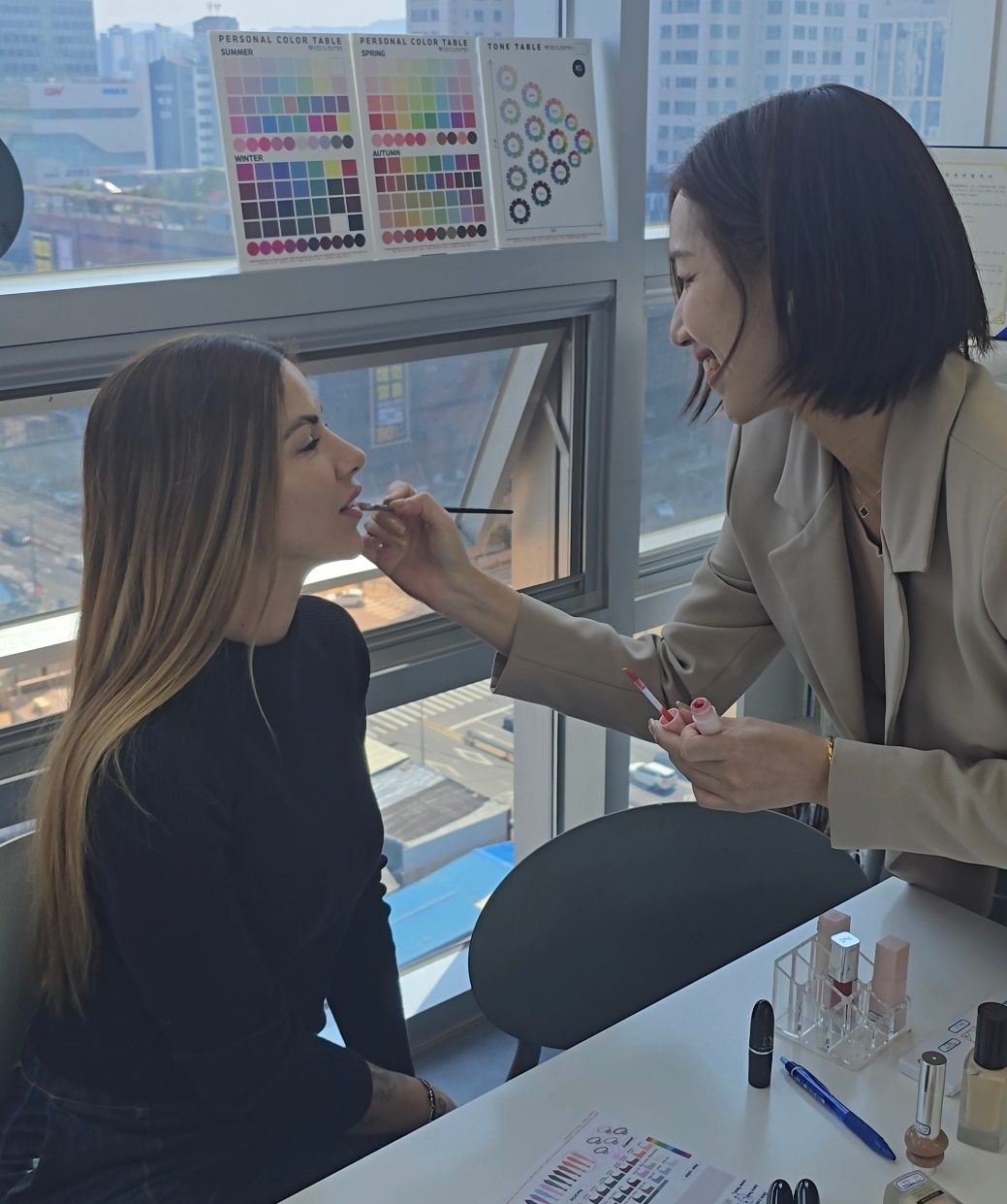 全套課程包含根據您的個人色彩推薦的流行韓妝產品。唇妝部分將使用最適合您的個人色彩和整體妝容的唇膏。 全套課程包含根據您的個人色彩推薦的流行韓妝產品。唇妝部分將使用最適合您的個人色彩和整體妝容的唇膏。