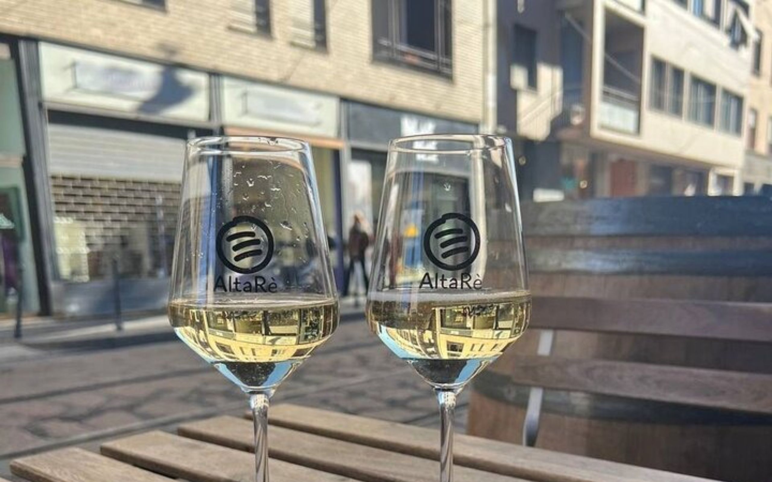 舉起兩杯當地美酒，為難忘的米蘭美食之旅乾杯