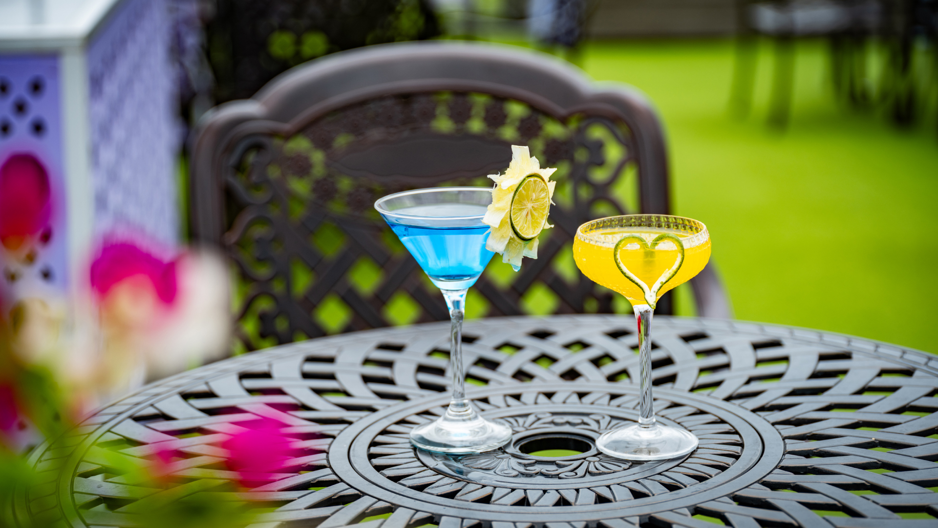 品嚐由調酒師特調的美味雞尾酒,與其他旅客交流互動,結交新朋友。 品嚐由調酒師特調的美味雞尾酒,與其他旅客交流互動,結交新朋友。